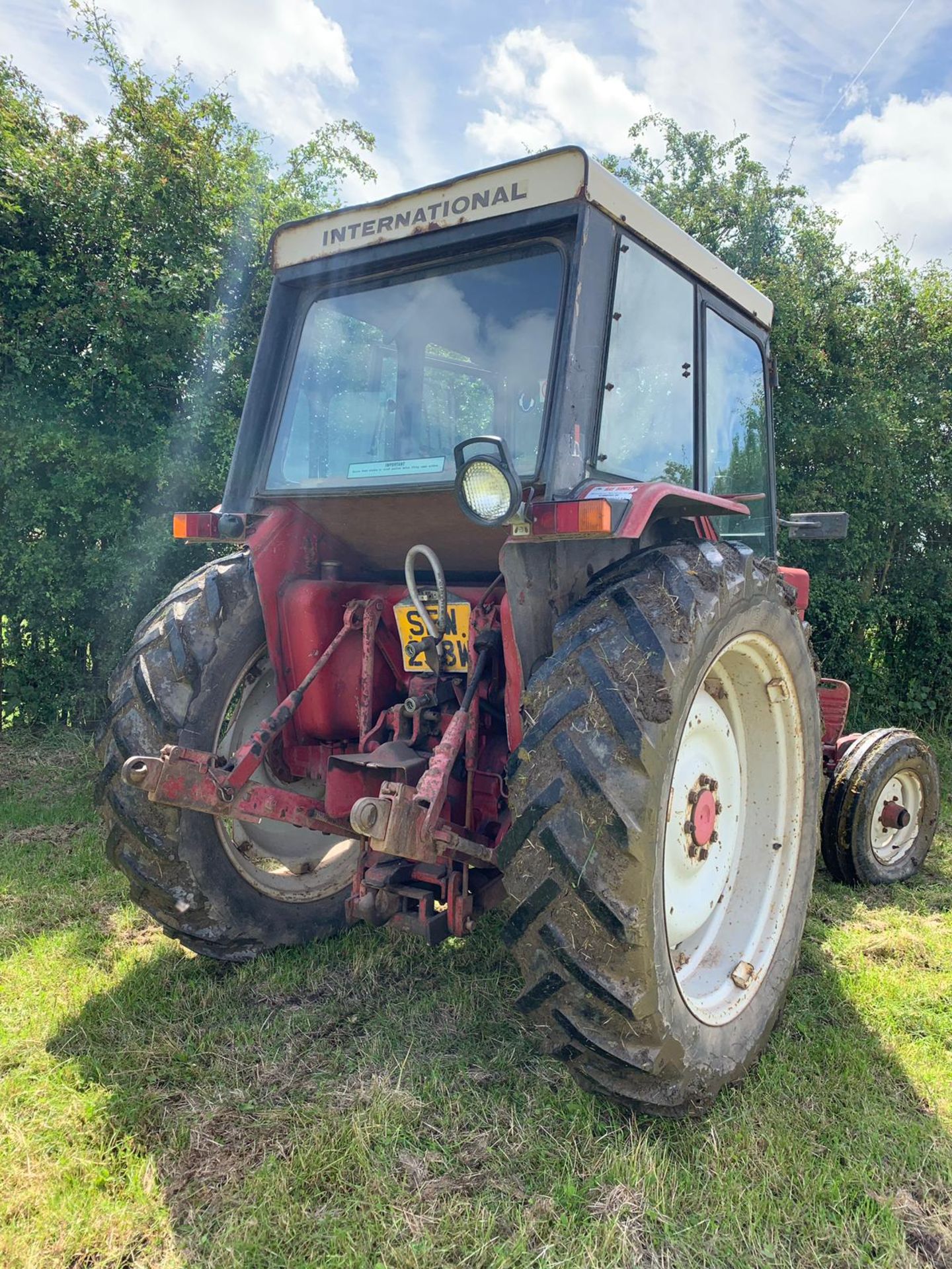 RED INTERNATIONAL HARVESTER 784 DIESEL TRACTOR WITH FULL GLASS CAB, RUNS AND WORKS *PLUS VAT* - Bild 6 aus 13