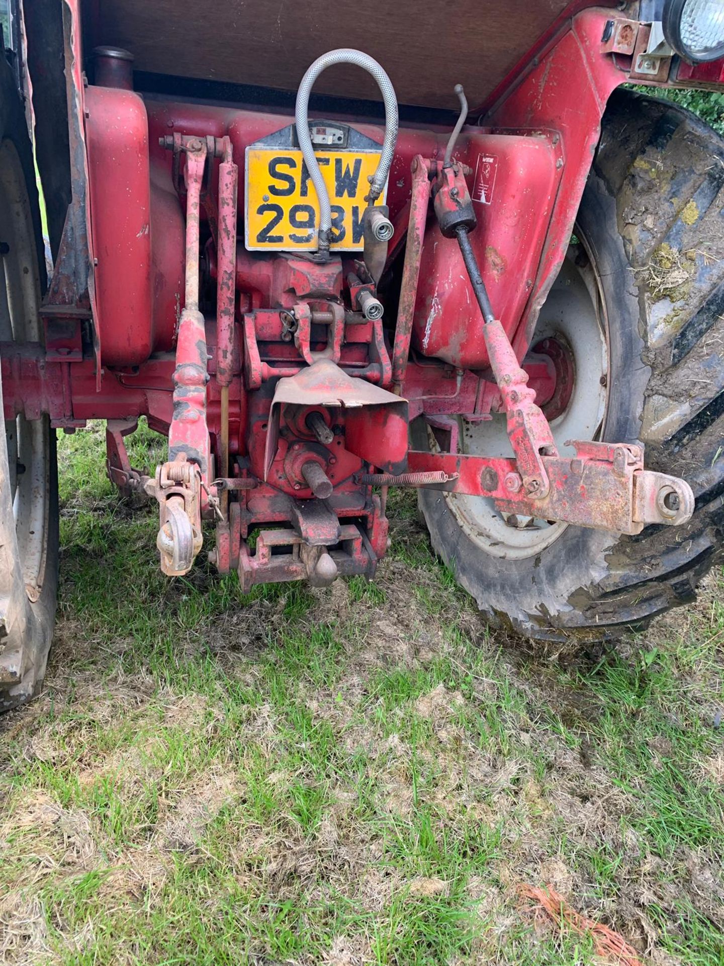 RED INTERNATIONAL HARVESTER 784 DIESEL TRACTOR WITH FULL GLASS CAB, RUNS AND WORKS *PLUS VAT* - Bild 8 aus 13