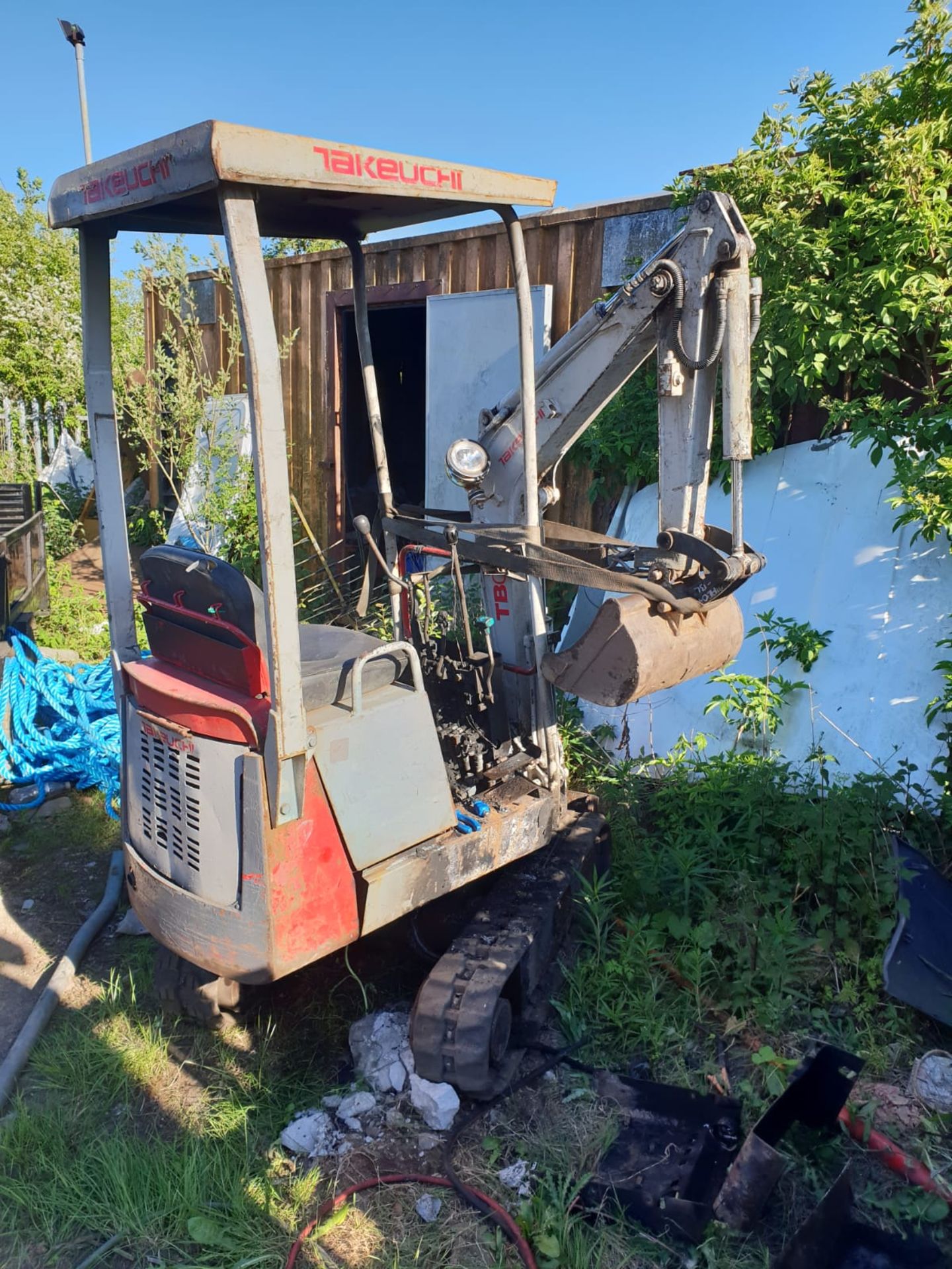 TAKEUCHI TB007 MINI DIGGER FIRE DAMAGE, ENGINE AND PUMP STILL WORK FINE NOT A PROBLEM *NO VAT*