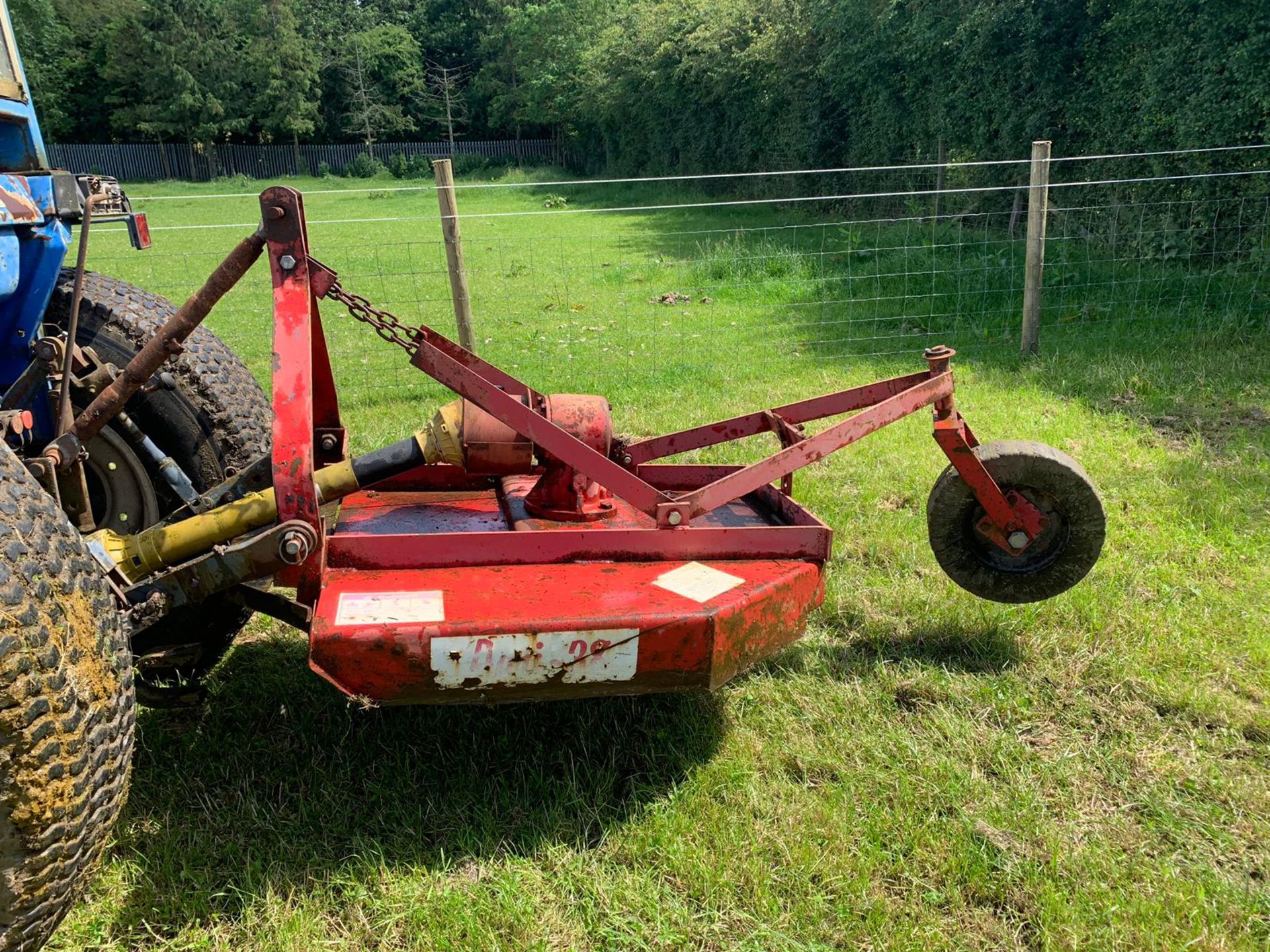 ISEKI TA530F COMPACT TRACTOR C/W PTO DRIVEN TOPPER, RUNS AND WORKS *PLUS VAT* - Image 11 of 12