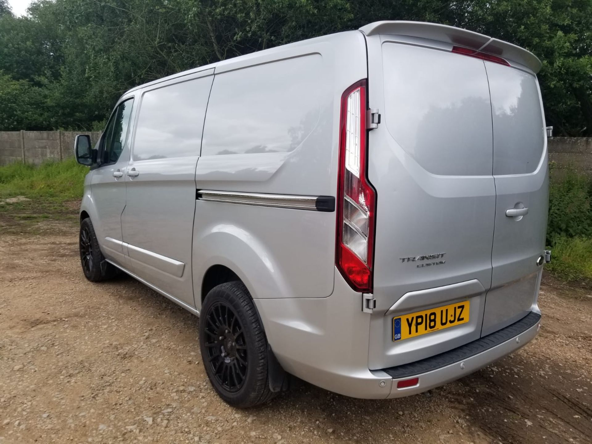 2018/18 REG FORD TRANSIT CUSTOM 270 LIMITED 2.0 DIESEL SILVER PANEL VAN, SHOWING 1 FORMER KEEPER - Image 5 of 13