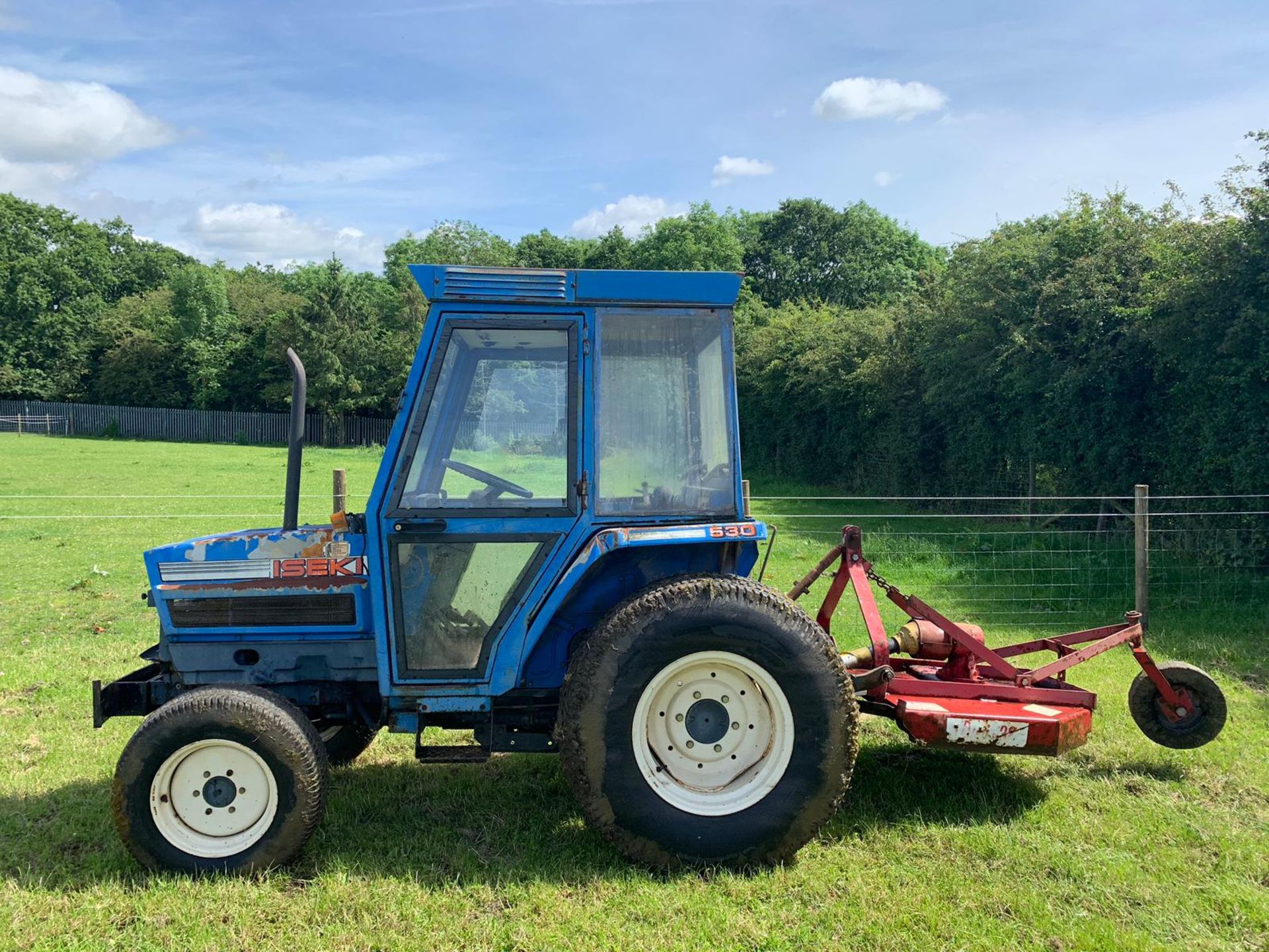 ISEKI TA530F COMPACT TRACTOR C/W PTO DRIVEN TOPPER, RUNS AND WORKS *PLUS VAT* - Image 2 of 12