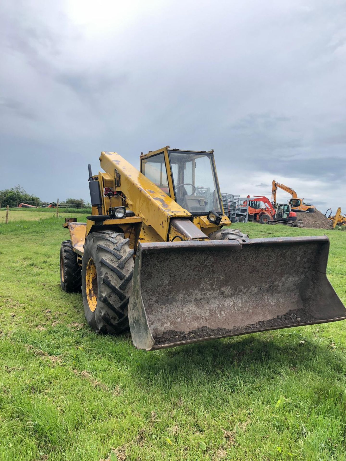 JCB 525B TELEHANDLER, RUNS WORKS AND DRIVES, V5 PRESENT, SHOWING 2493 HOURS *NO VAT* - Image 2 of 8