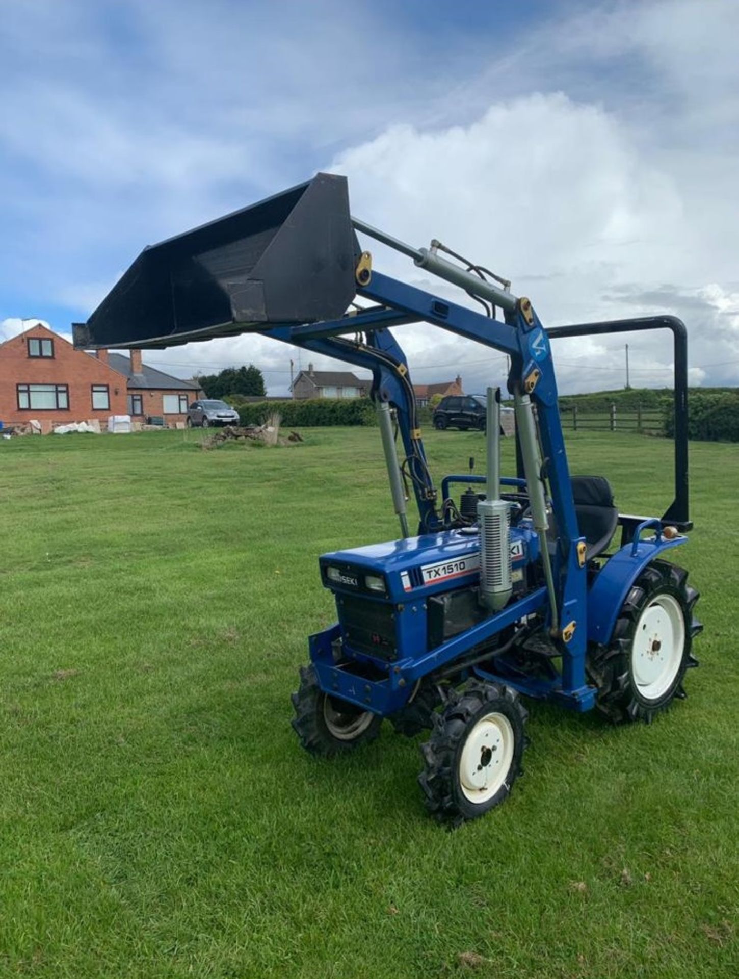 ISEKI TX1510 DIESEL 4WD COMPACT TRACTOR C/W V1 FRONT LOADING SHOVEL, RUNS AND WORKS *PLUS VAT* - Image 2 of 7