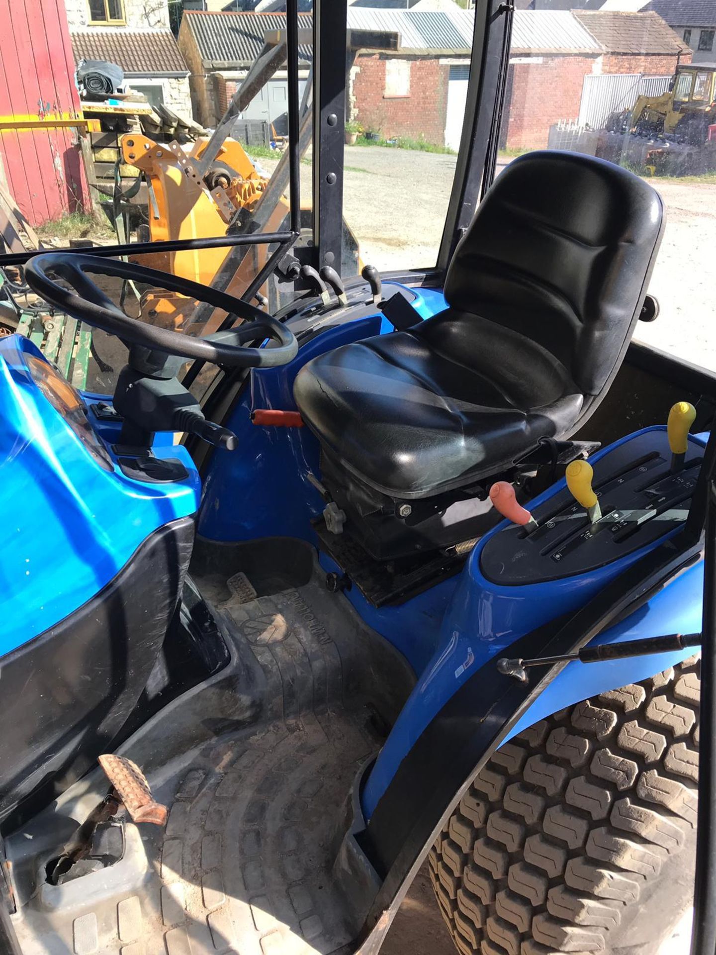 2004 NEW HOLLAND TRACTOR C27D - Image 6 of 11
