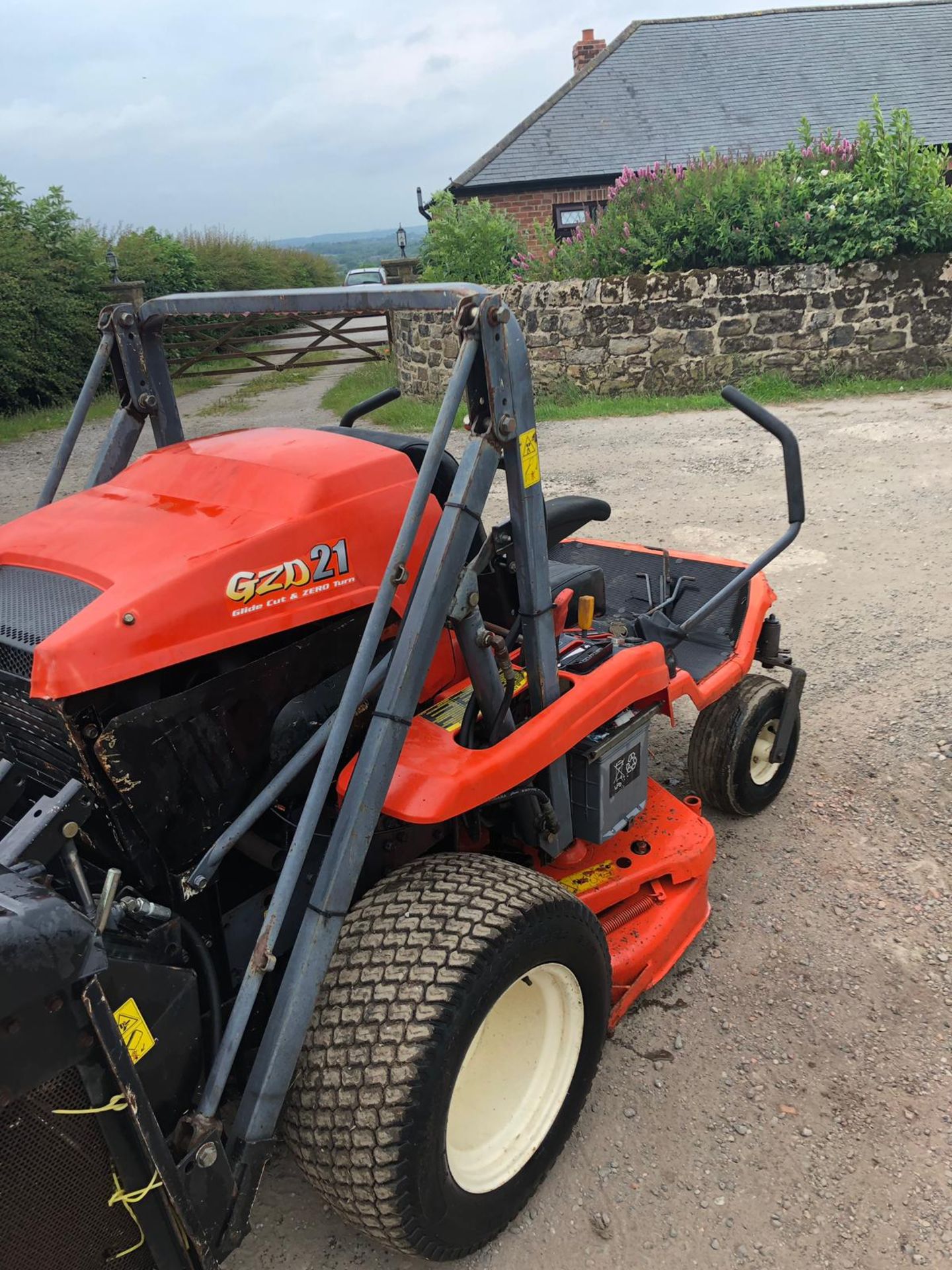 KUBOTA GZD 21 ZERO TURN RIDE ON LAWN MOWER, RUNS WORKS AND CUTS *NO VAT* - Image 5 of 6