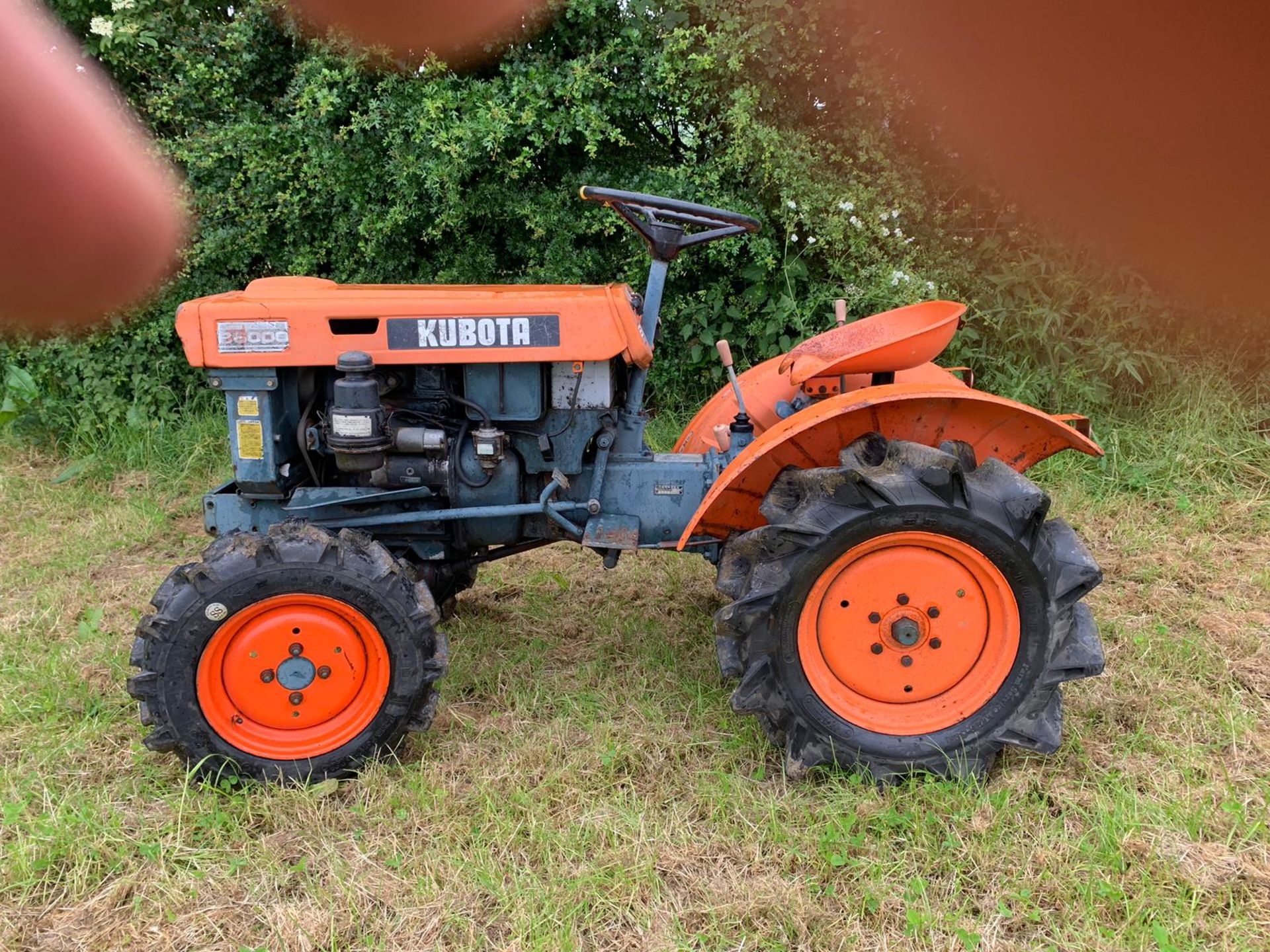 KUBOTA B6000 TRACTOR, RUNS AND WORKS *PLUS VAT* - Image 4 of 11