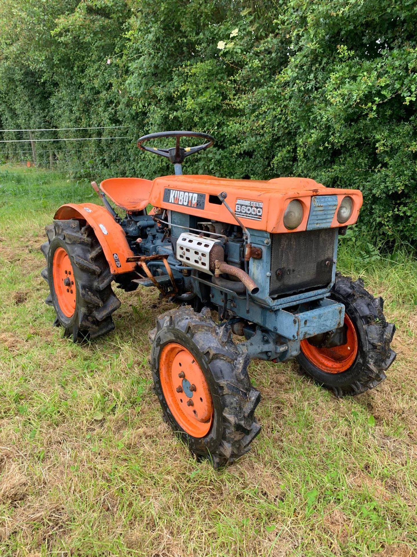 KUBOTA B6000 TRACTOR, RUNS AND WORKS *PLUS VAT* - Image 2 of 11