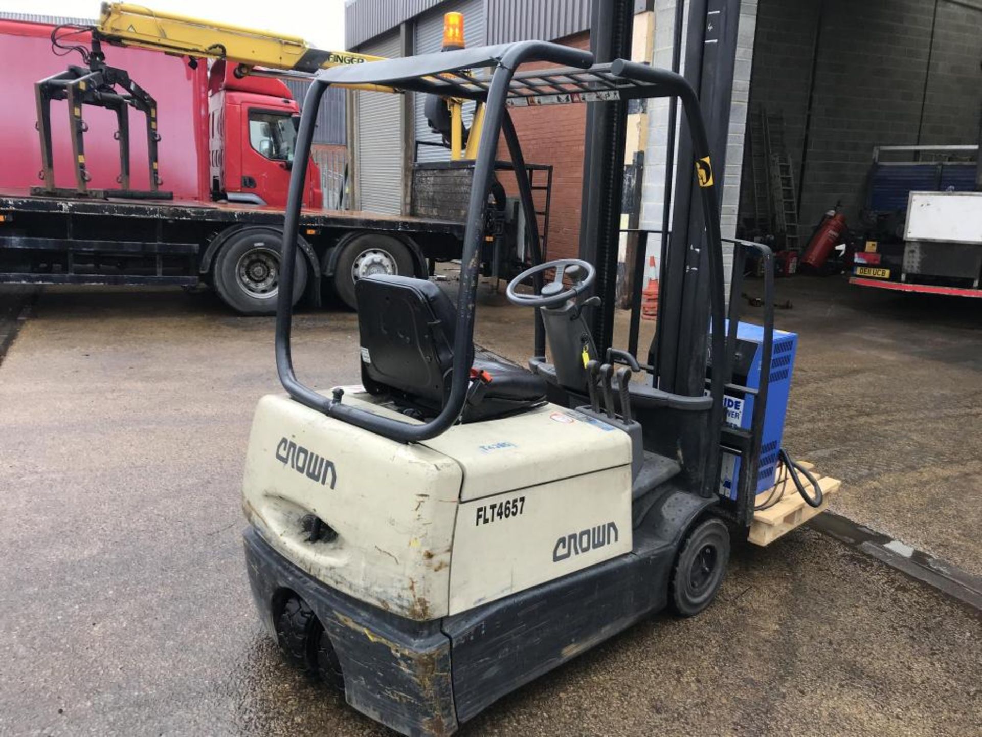 1998 CROWN ELECTRIC FORKLIFT TRUCK - CHARGER INCLUDED, GOOD WORKING ORDER *PLUS VAT* - Image 5 of 12