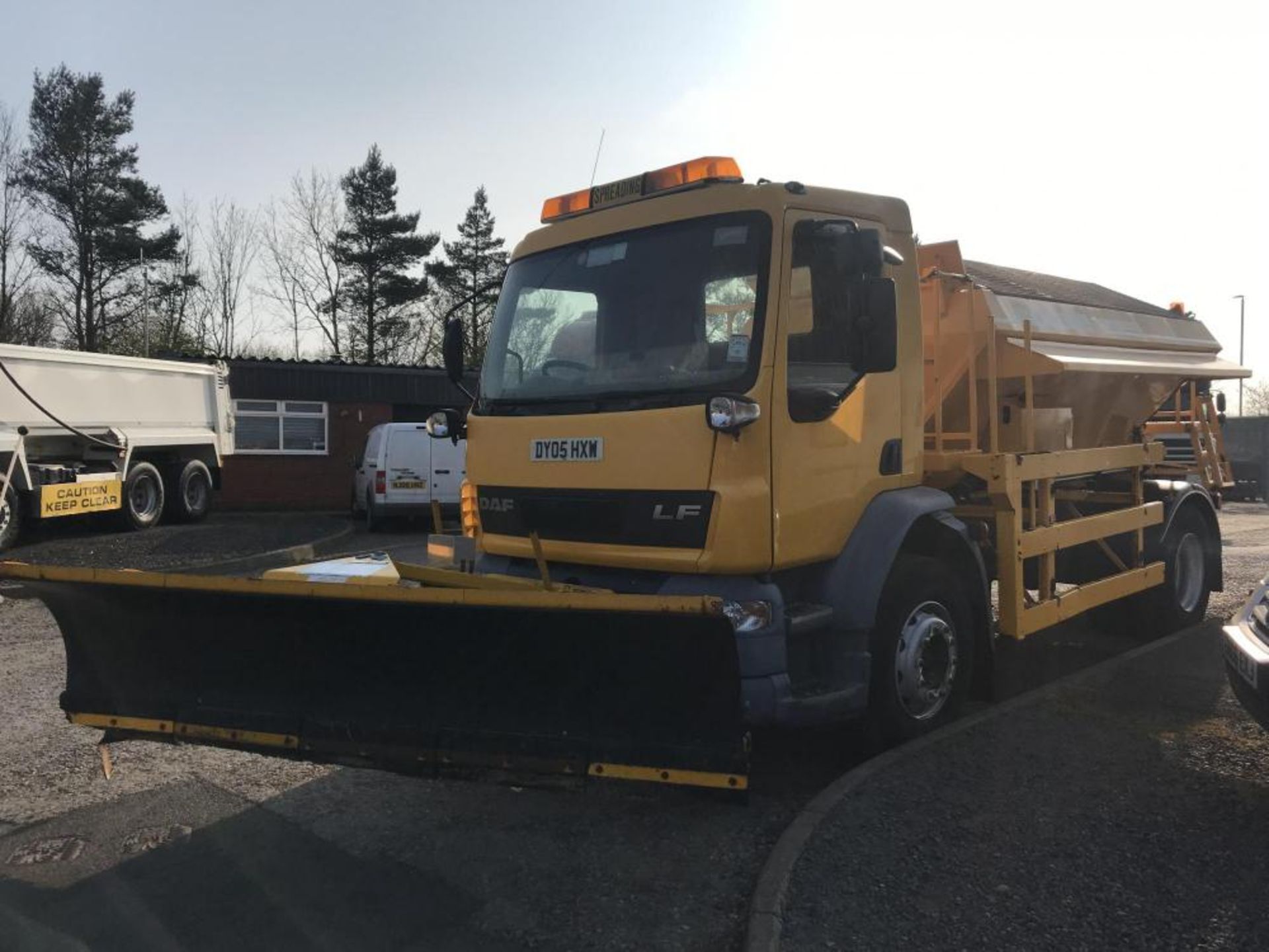 2005/05 REG DAF TRUCKS FA LF55.220 18 TON ECON BODY GRITTER WITH SNOW PLOUGH, EX COUNCIL *PLUS VAT* - Image 2 of 17