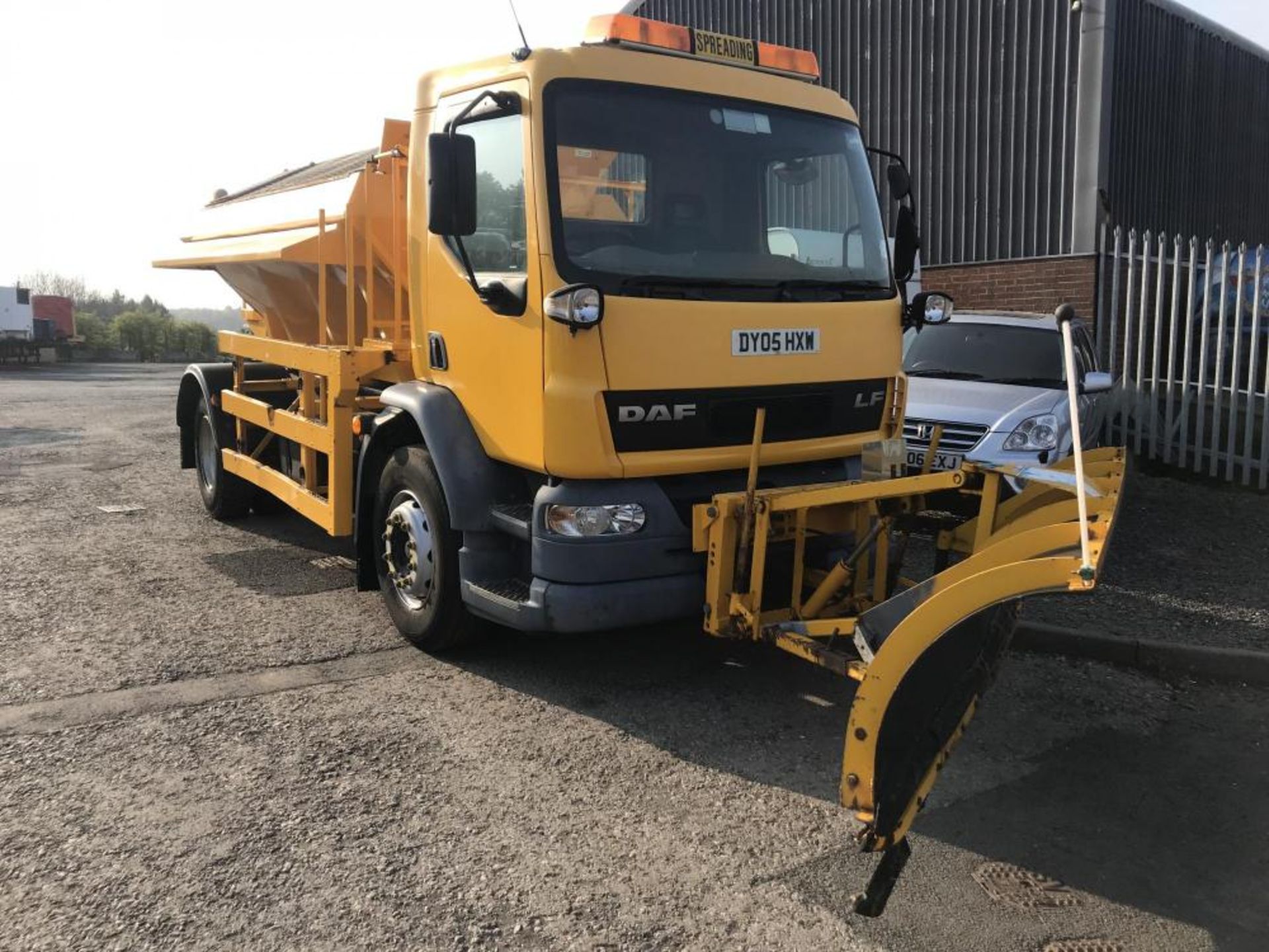 2005/05 REG DAF TRUCKS FA LF55.220 18 TON ECON BODY GRITTER WITH SNOW PLOUGH, EX COUNCIL *PLUS VAT*