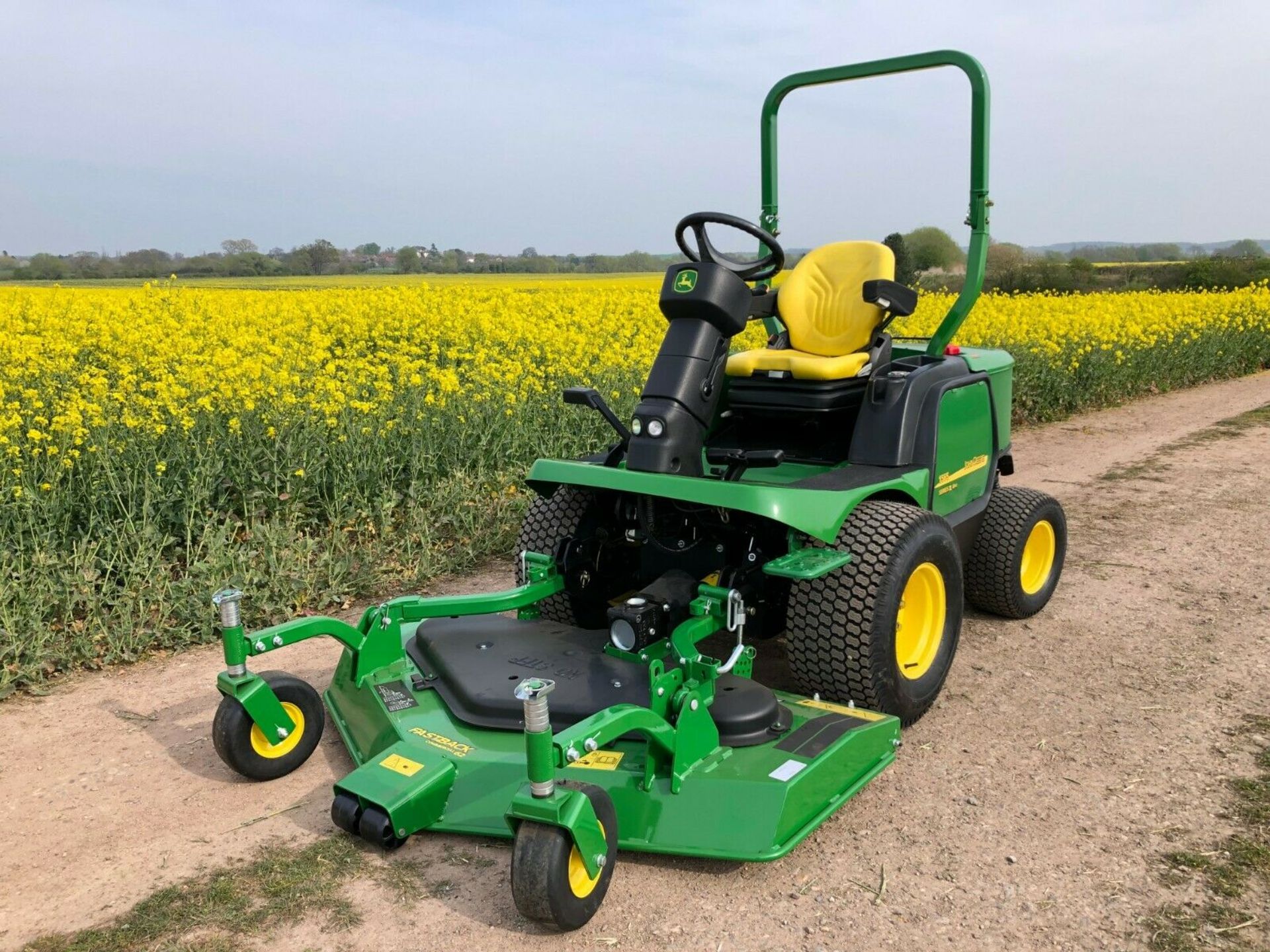 JOHN DEERE 1565 UPFRONT ROTARY MOWER,4x4, BRAND NEW 62" FASTBACK DECK, 1266 HOURS,12 REG, 37HP