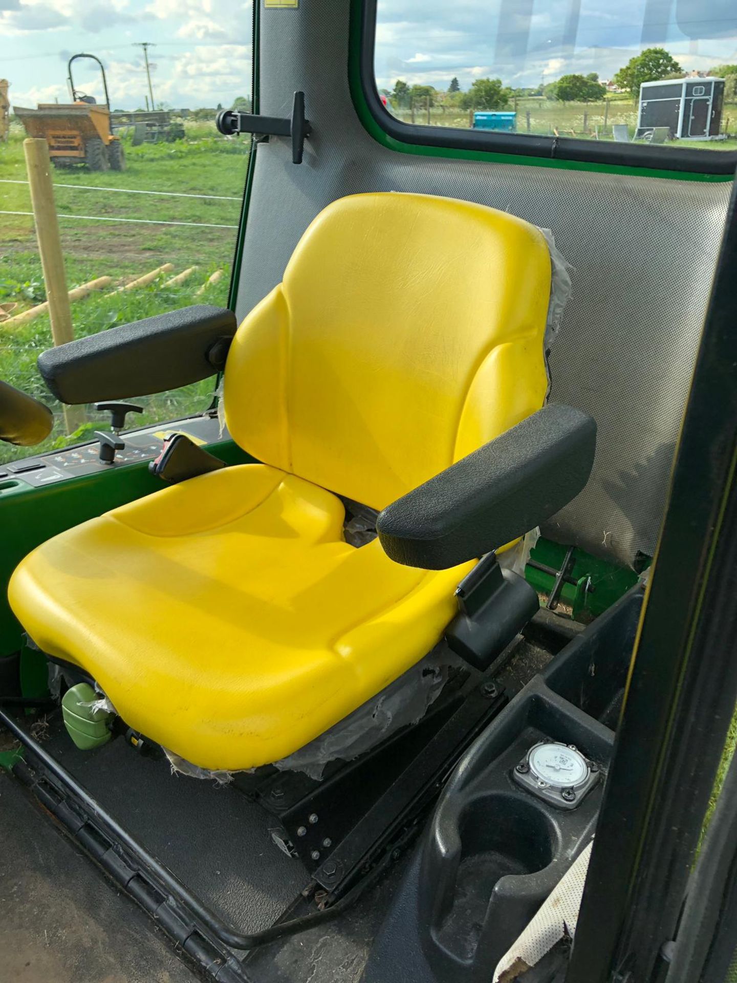 2014 JOHN DEERE 1565 52 INCH DECK, 4 WHEEL DRIVE, RIDE ON LAWN MOWER WITH CAB *PLUS VAT* - Image 4 of 10