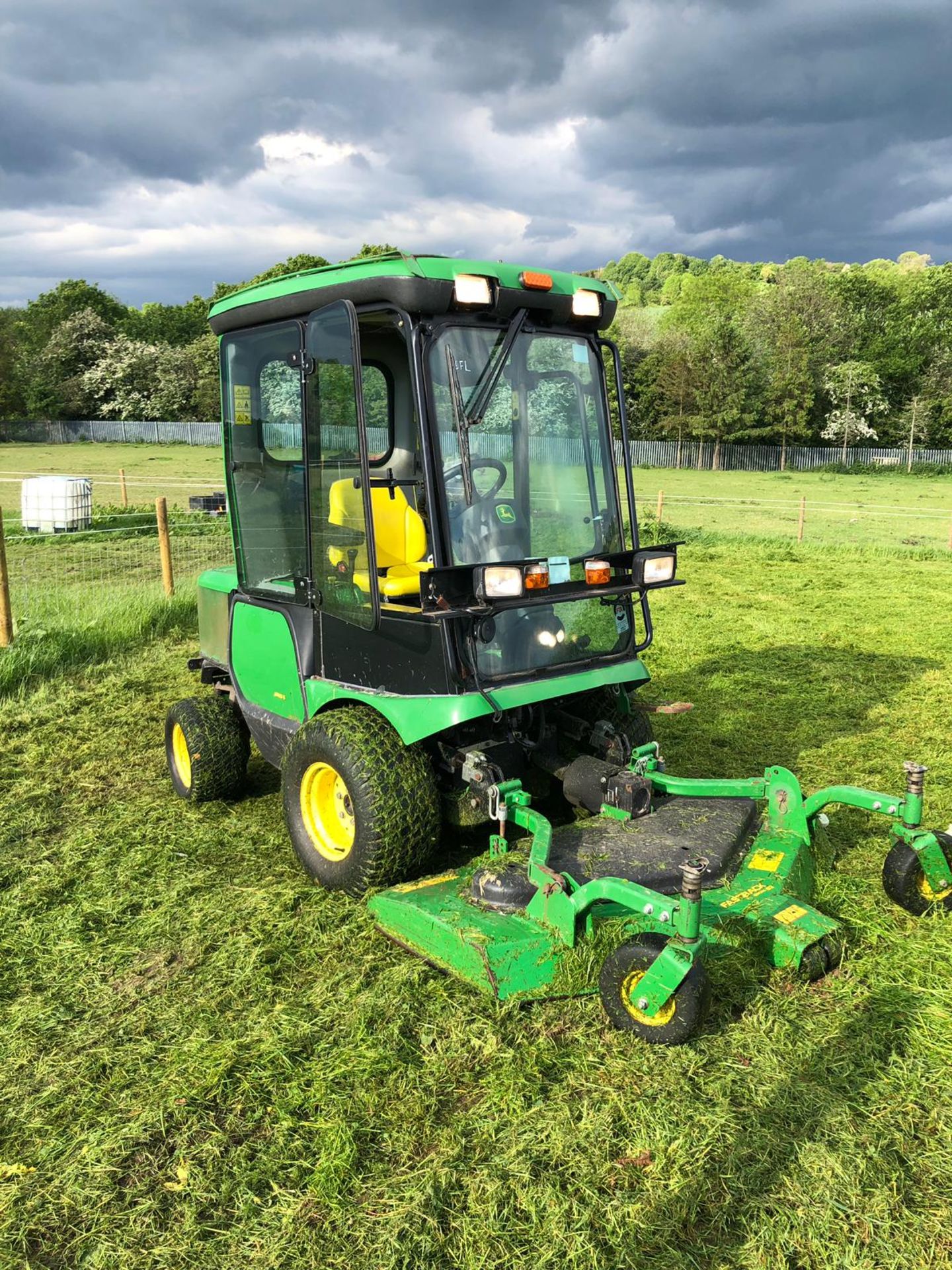 2014 JOHN DEERE 1565 52 INCH DECK, 4 WHEEL DRIVE, RIDE ON LAWN MOWER WITH CAB *PLUS VAT*