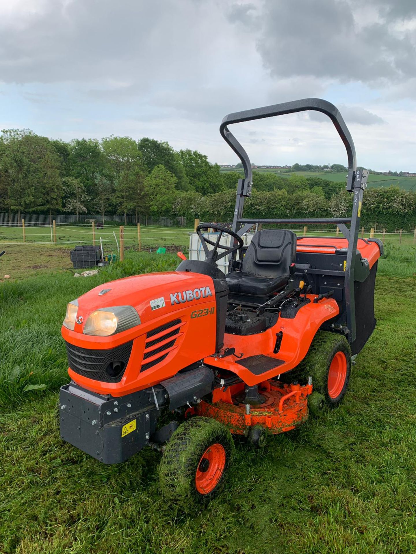 2015 KUBOTA G23-II TWIN CUT LAWN MOWER WITH ROLL BAR, HYDRAULIC TIP, LOW DUMP COLLECTOR *PLUS VAT* - Bild 3 aus 15