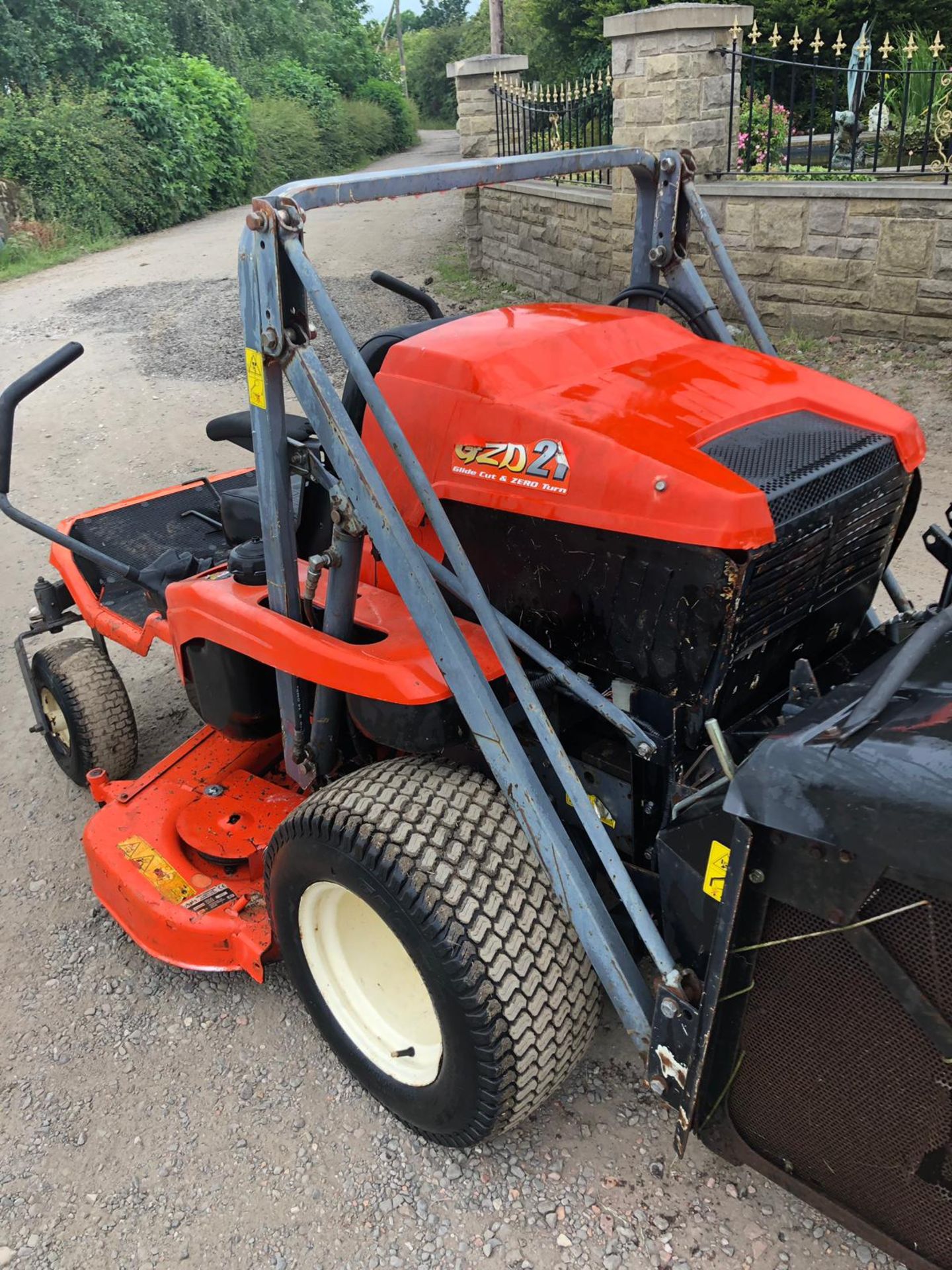 KUBOTA GZD 21 ZERO TURN RIDE ON LAWN MOWER, RUNS WORKS AND CUTS *NO VAT* - Image 3 of 6