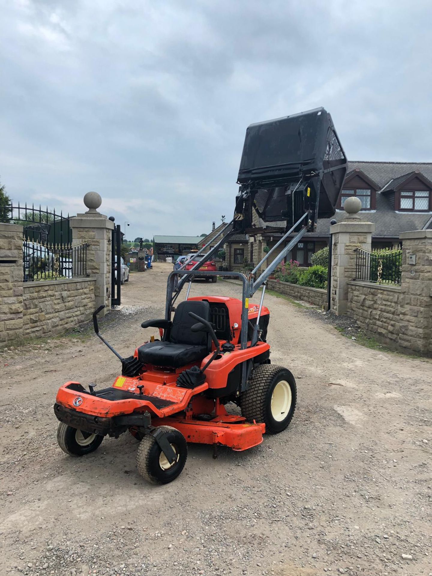 KUBOTA GZD 21 ZERO TURN RIDE ON LAWN MOWER, RUNS WORKS AND CUTS *NO VAT* - Image 2 of 6