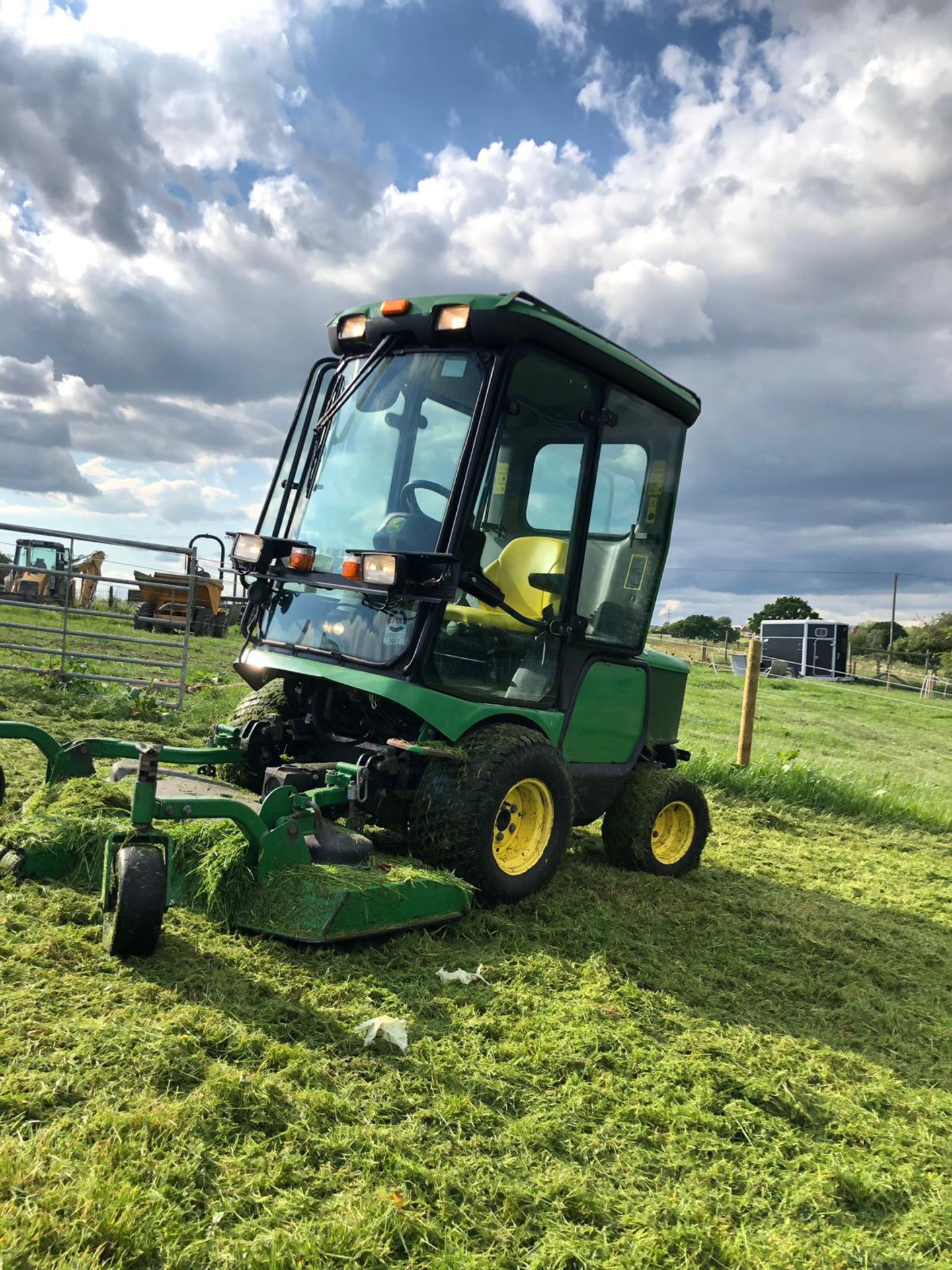 2014 JOHN DEERE 1565 52 INCH DECK, 4 WHEEL DRIVE, RIDE ON LAWN MOWER WITH CAB *PLUS VAT* - Image 2 of 10