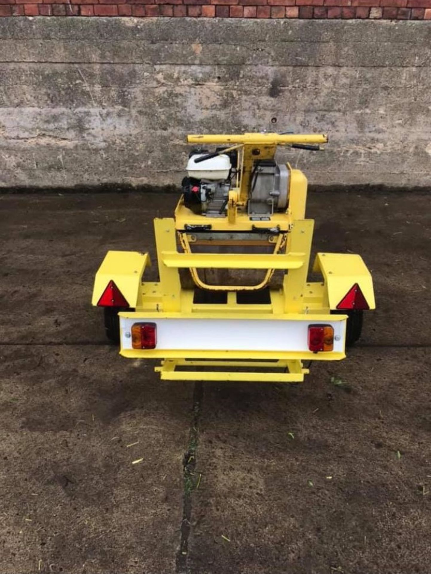 BOMAG BW55 PEDESTRIANS ROLLER & TRAILER, YEAR 2004, IN GOOD WORKING ORDER EVERYTHING HAS BEEN TESTED - Image 3 of 5