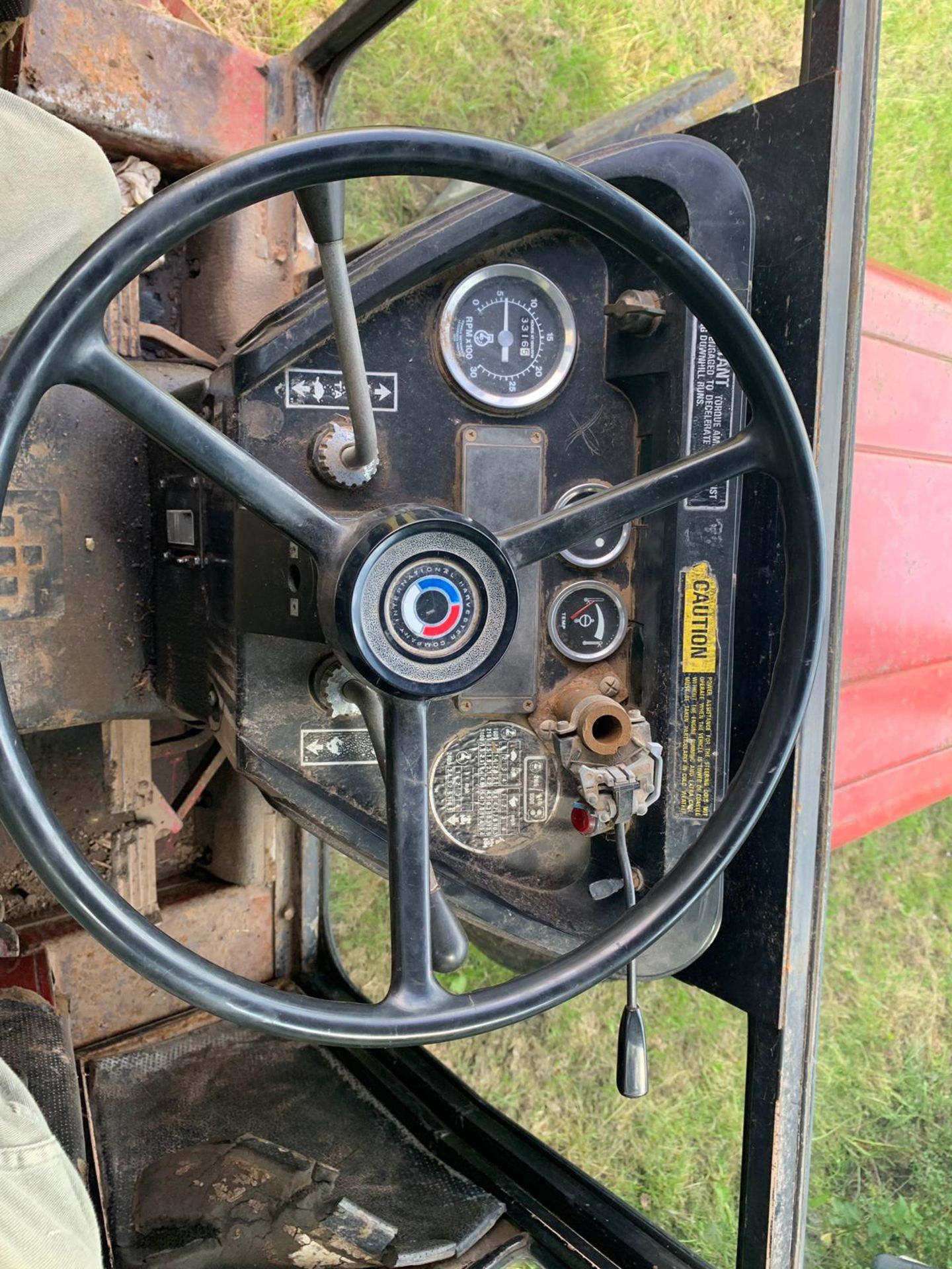 RED INTERNATIONAL HARVESTER 784 DIESEL TRACTOR WITH FULL GLASS CAB, RUNS AND WORKS *PLUS VAT* - Image 10 of 13