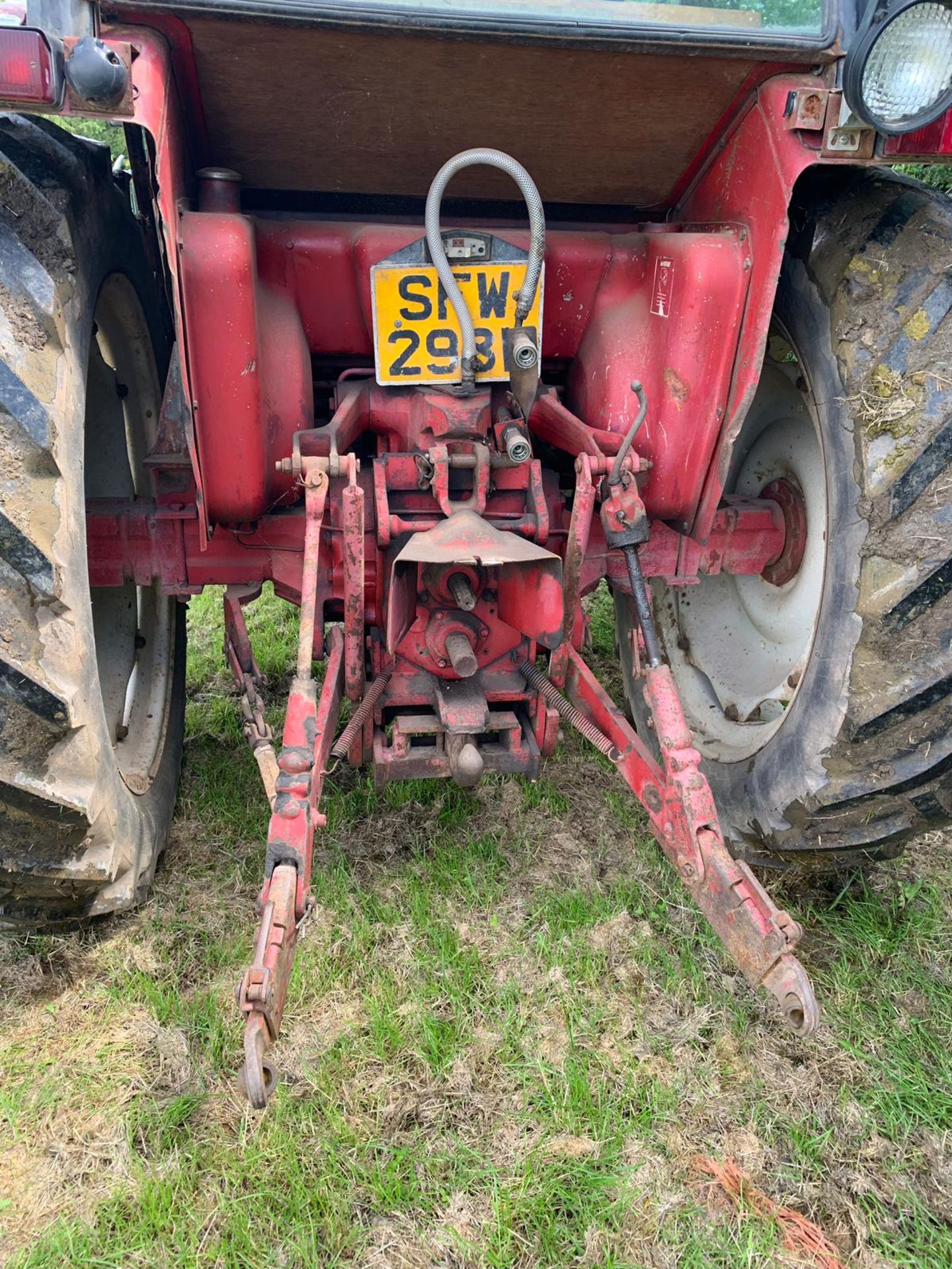 RED INTERNATIONAL HARVESTER 784 DIESEL TRACTOR WITH FULL GLASS CAB, RUNS AND WORKS *PLUS VAT* - Image 7 of 13