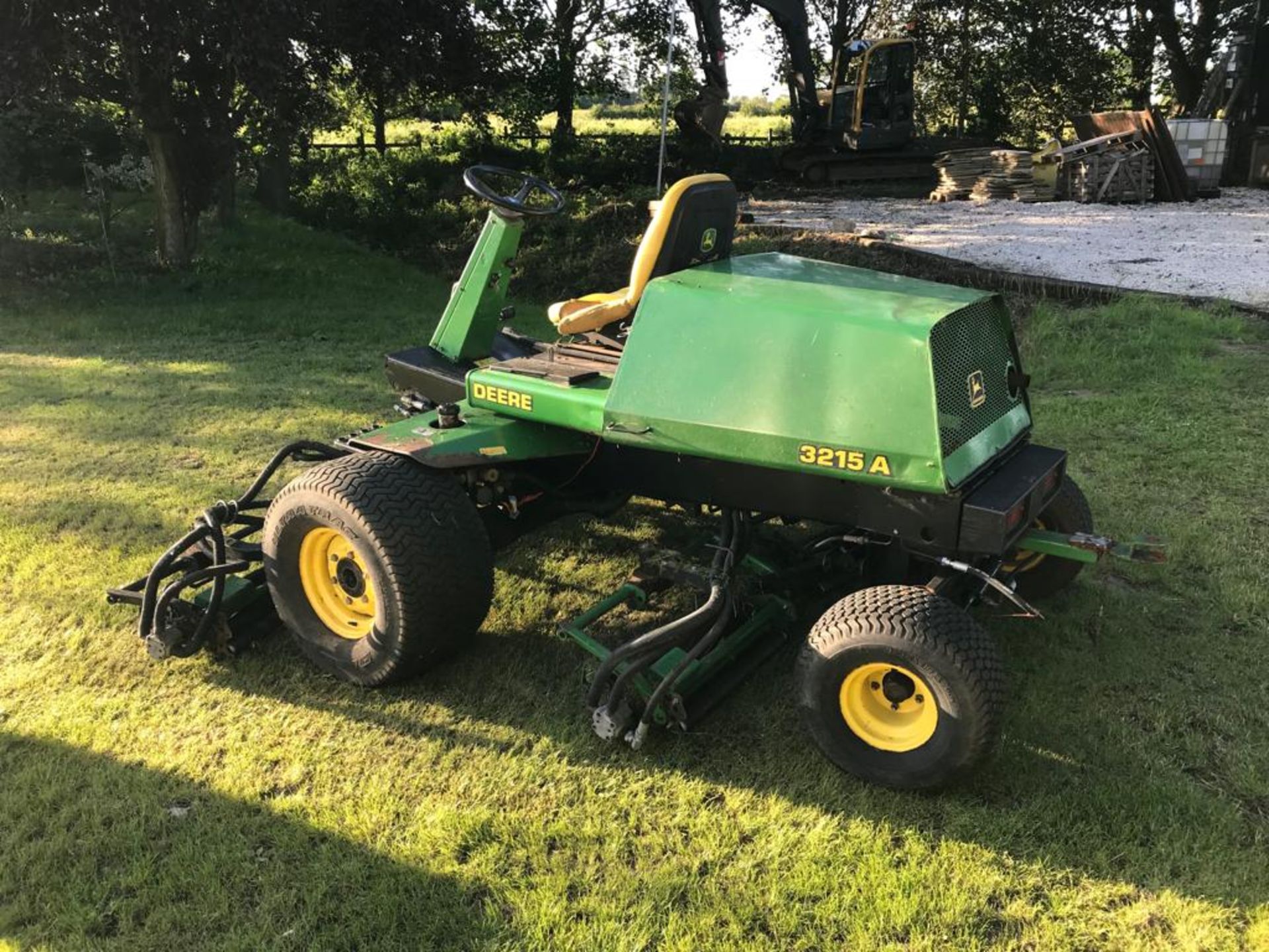 JOHN DEERE 3215A REAR LIFT 5 CYLINDER DIESEL FAIRWAY MOWER, SHOWING 2875 HOURS *NO VAT* - Image 3 of 9