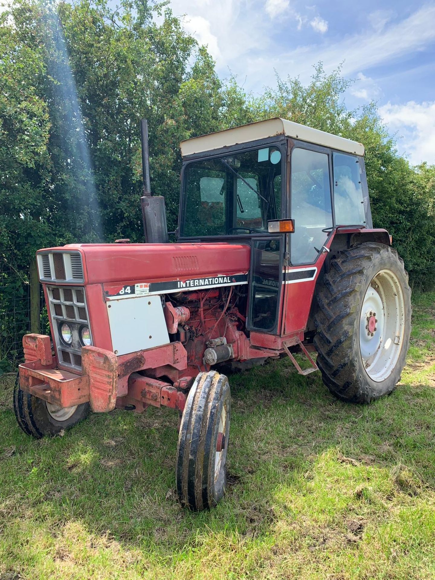 RED INTERNATIONAL HARVESTER 784 DIESEL TRACTOR WITH FULL GLASS CAB, RUNS AND WORKS *PLUS VAT* - Image 3 of 13