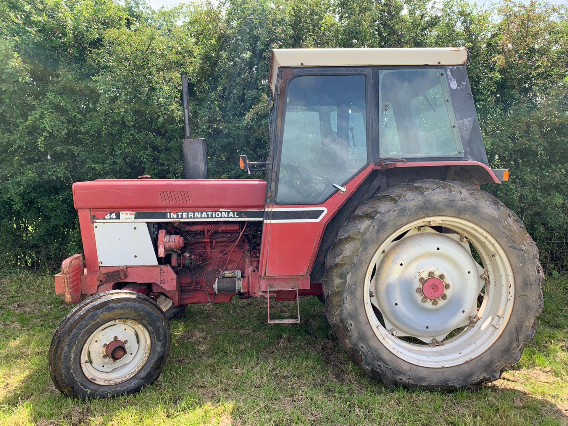 RED INTERNATIONAL HARVESTER 784 DIESEL TRACTOR WITH FULL GLASS CAB, RUNS AND WORKS *PLUS VAT* - Image 2 of 13