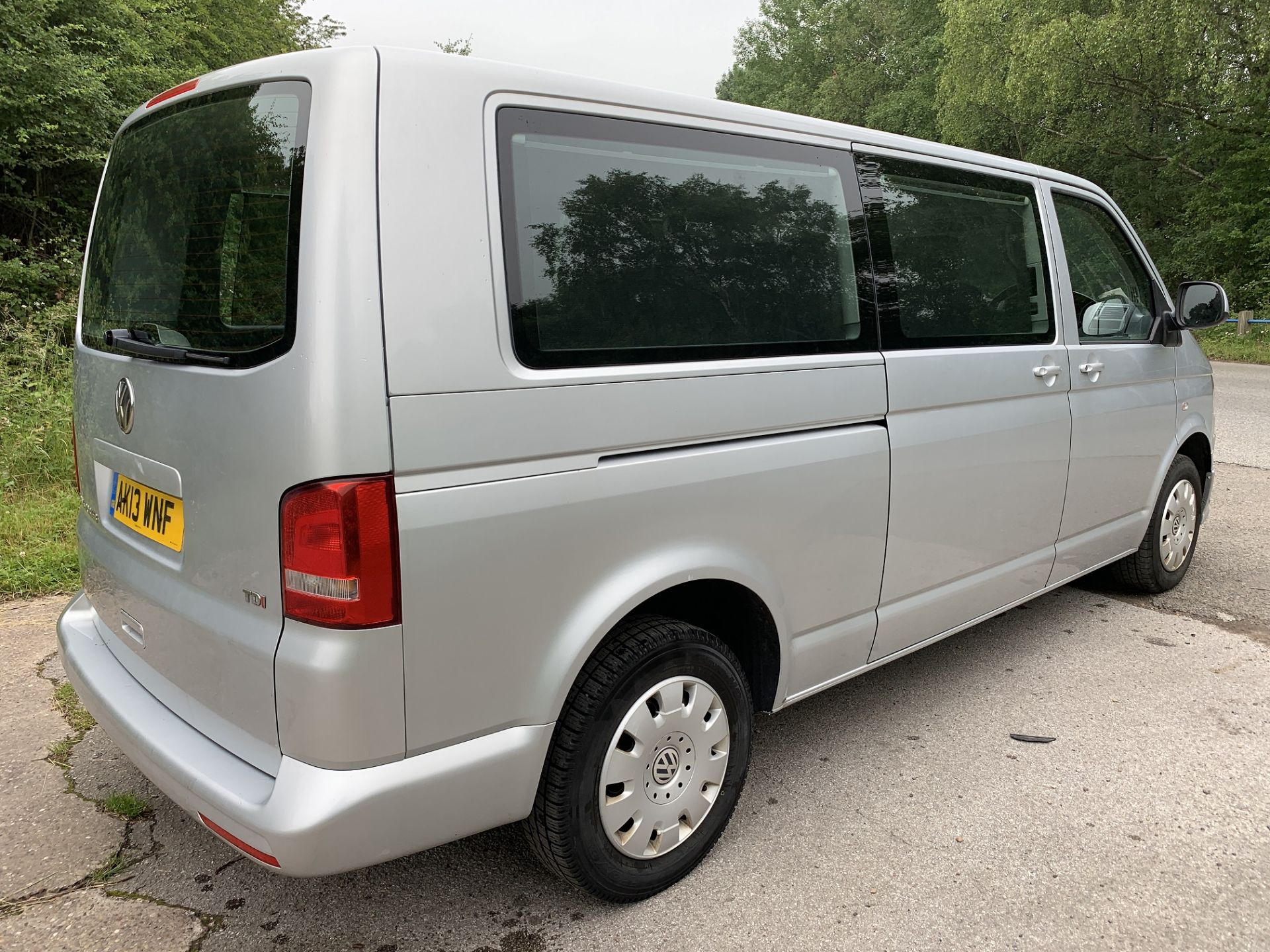 2013/13 REG VOLKSWAGEN TRANSPORTER T30 SE 140 TDI LW 2.0 DIESEL SILVER 9 SEATER MPV *NO VAT* - Image 6 of 28