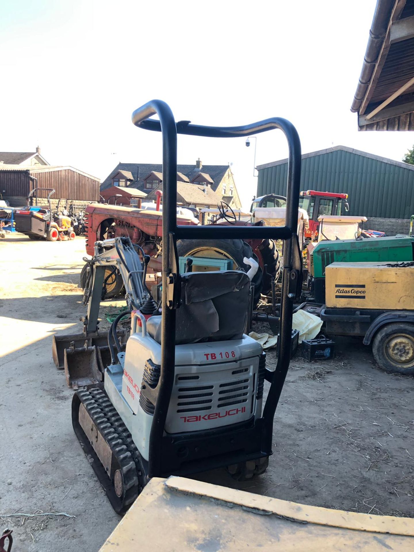 2002 TAKEUCHI TB108 MICRO DIGGER 0.8 TON C/W 3 X BUCKETS, RUNS AND WORKS *PLUS VAT* - Image 4 of 6