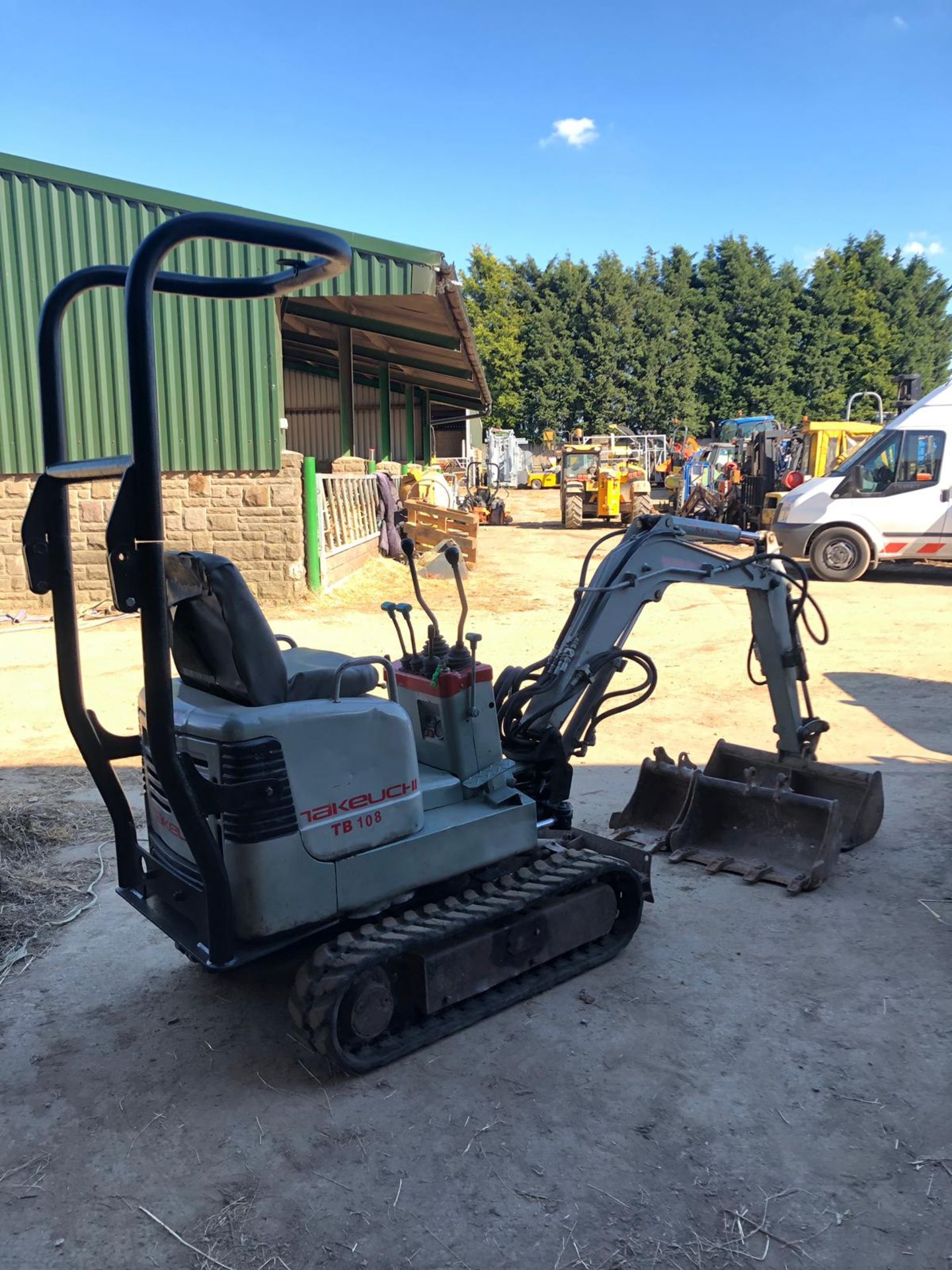 2002 TAKEUCHI TB108 MICRO DIGGER 0.8 TON C/W 3 X BUCKETS, RUNS AND WORKS *PLUS VAT* - Image 2 of 6