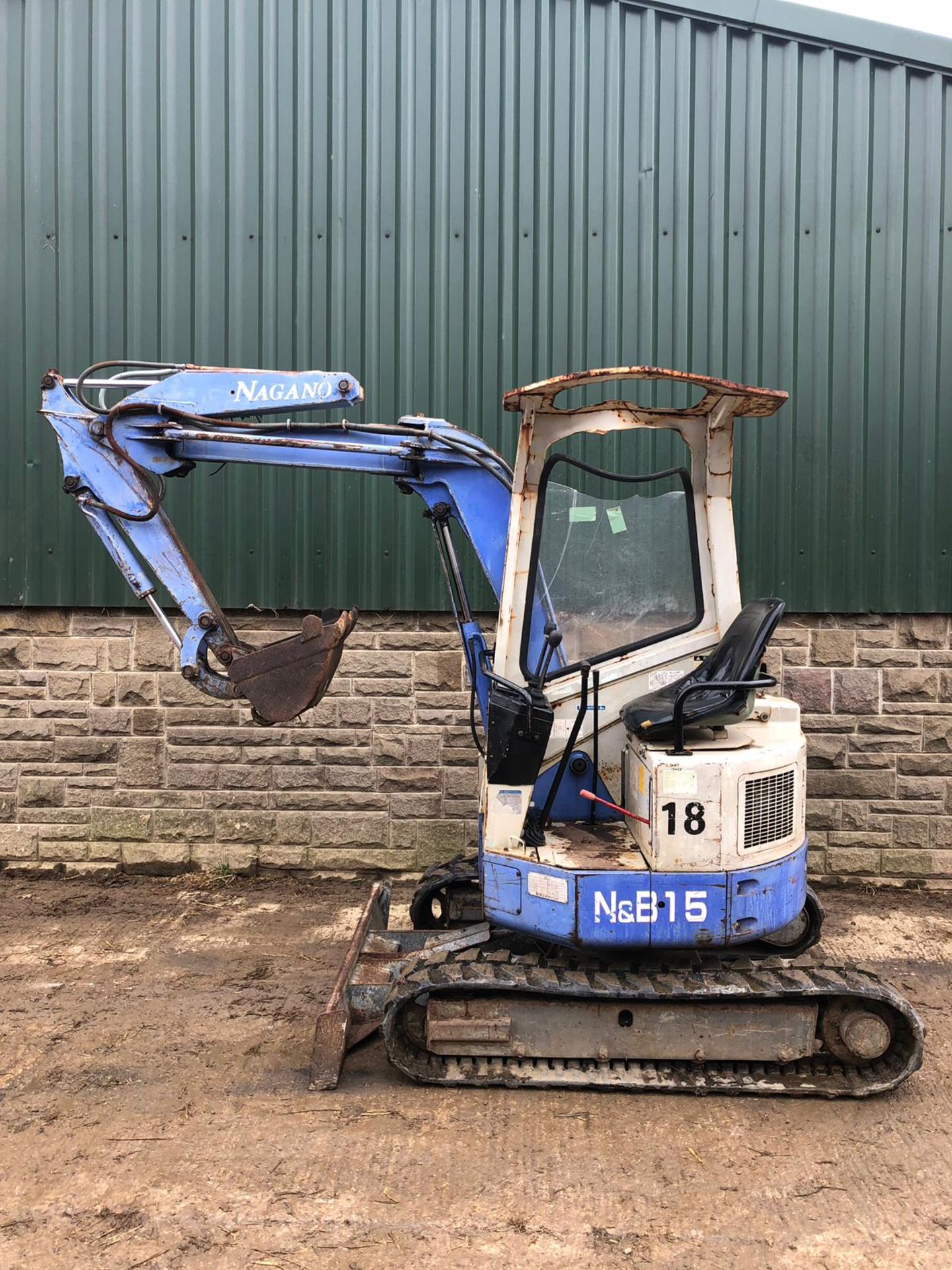 BLUE HANNEX N&B15 TRACKED MINI DIGGER / EXCAVATOR - BLADE OFF SET, RUNS, DRIVES AND DIGS *PLUS VAT* - Image 3 of 17