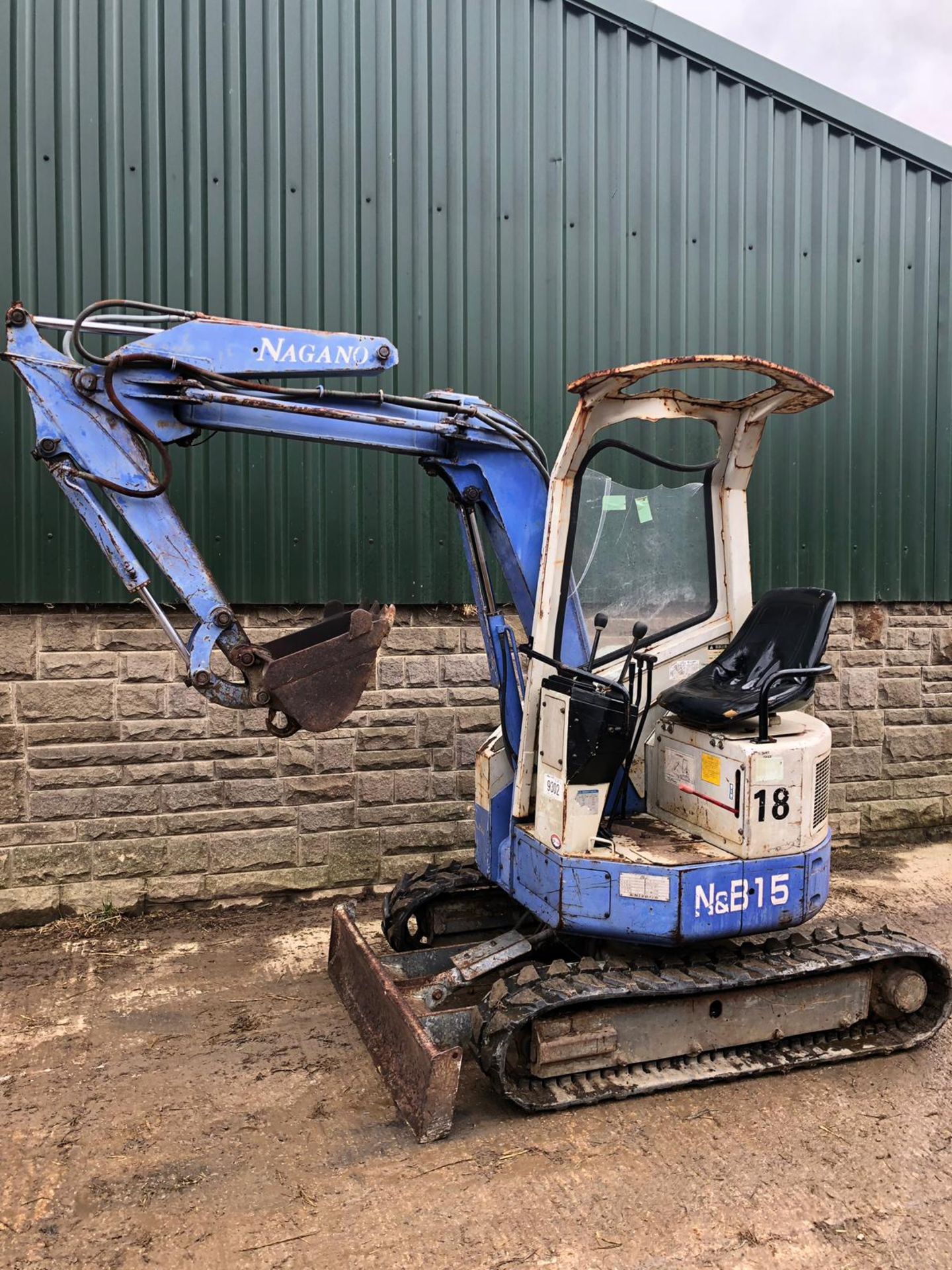 BLUE HANNEX N&B15 TRACKED MINI DIGGER / EXCAVATOR - BLADE OFF SET, RUNS, DRIVES AND DIGS *PLUS VAT* - Image 7 of 17
