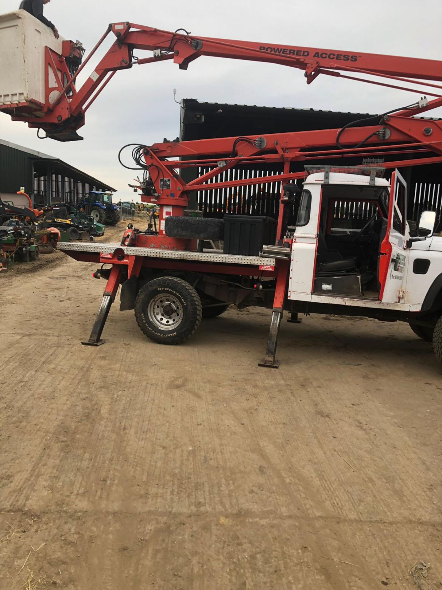 2009/09 REG LAND ROVER DEFENDER 130 S/C 2.4 DIESEL WHITE CHERRY PICKER 3500 KG *PLUS VAT*