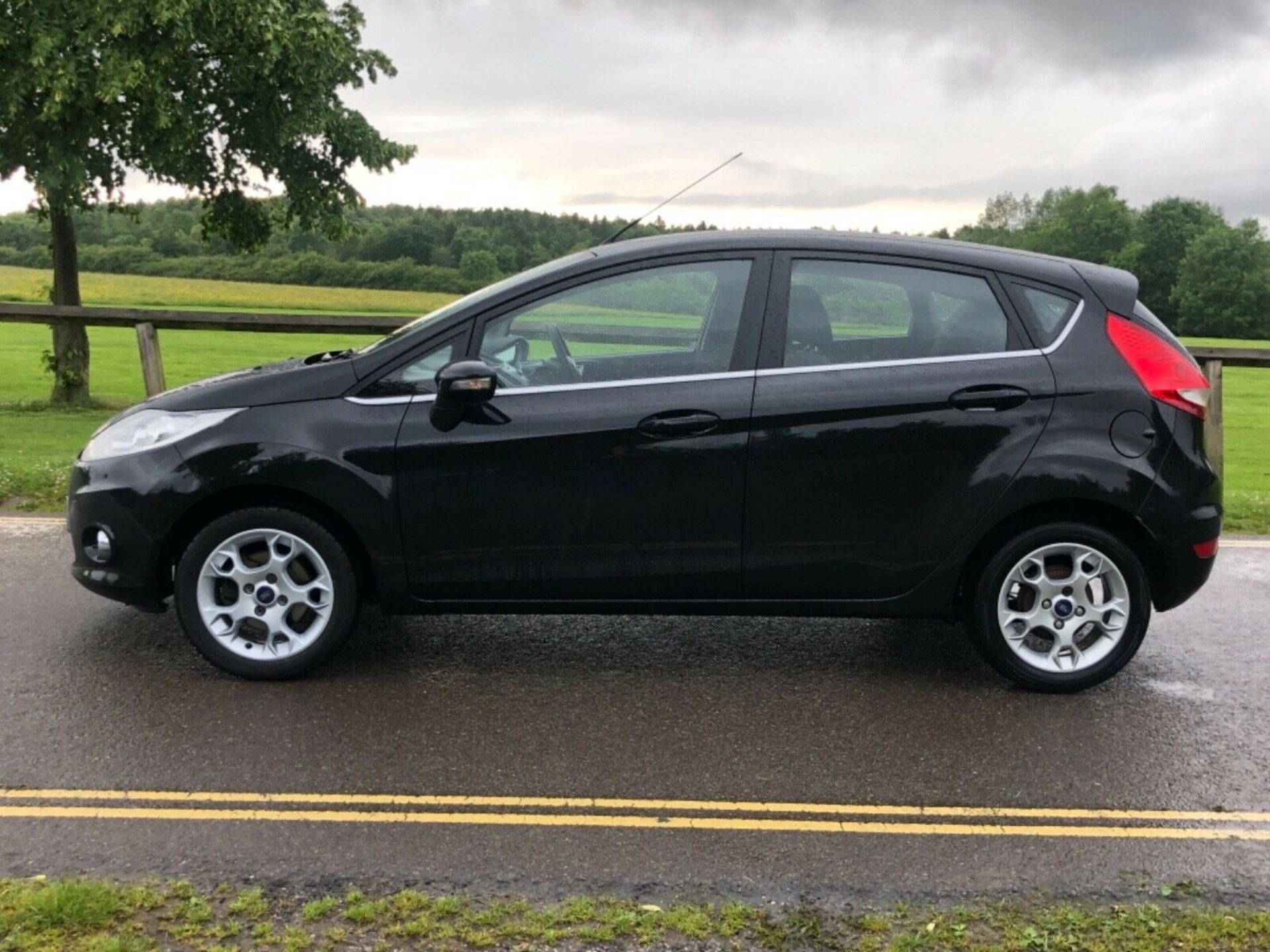 2012/12 REG FORD FIESTA ZETEC 1.25 PETROL BLACK 5 DOOR HATCHBACK, SHOWING 1 FORMER KEEPER *NO VAT* - Image 3 of 10