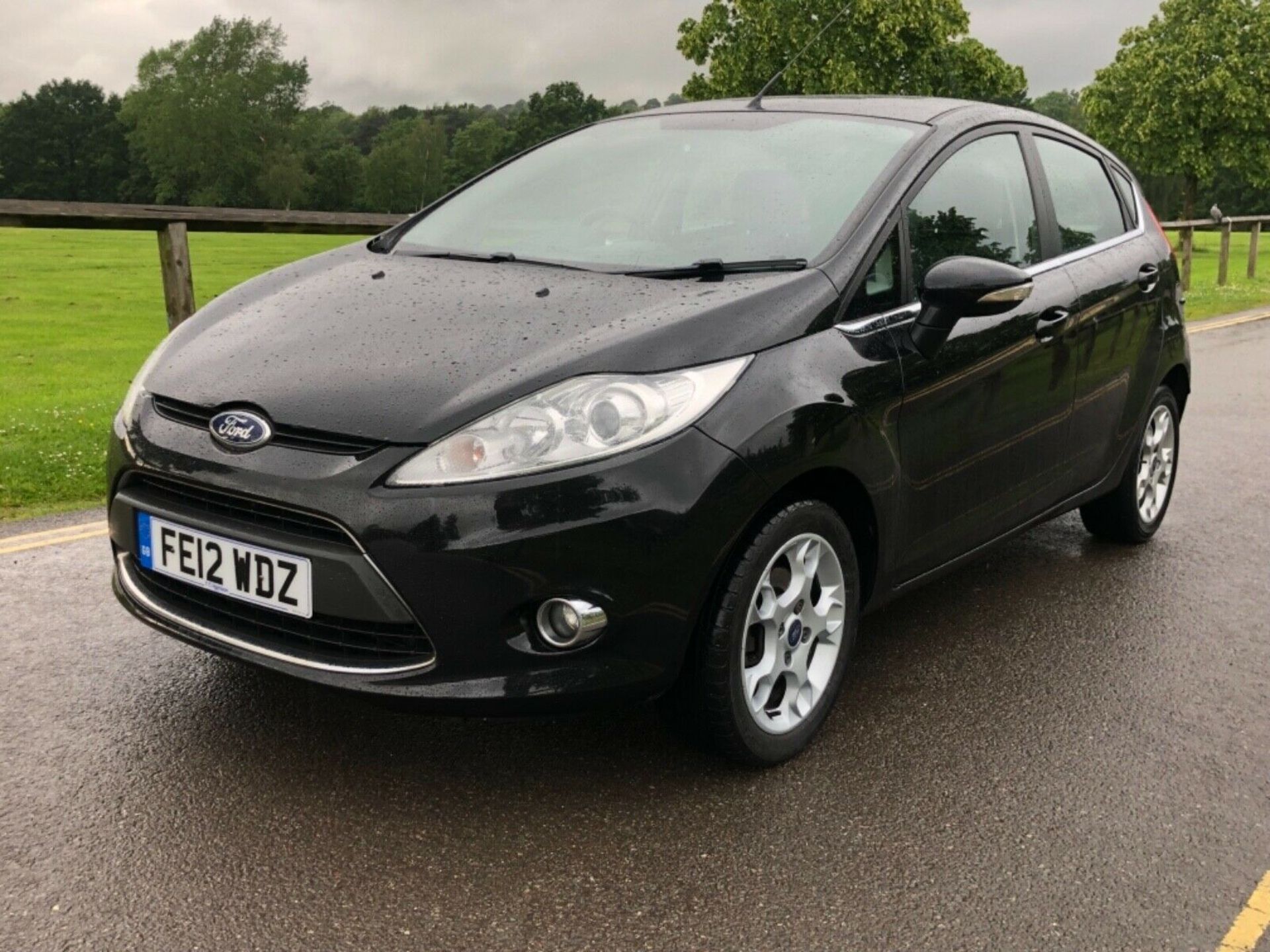 2012/12 REG FORD FIESTA ZETEC 1.25 PETROL BLACK 5 DOOR HATCHBACK, SHOWING 1 FORMER KEEPER *NO VAT* - Image 2 of 10