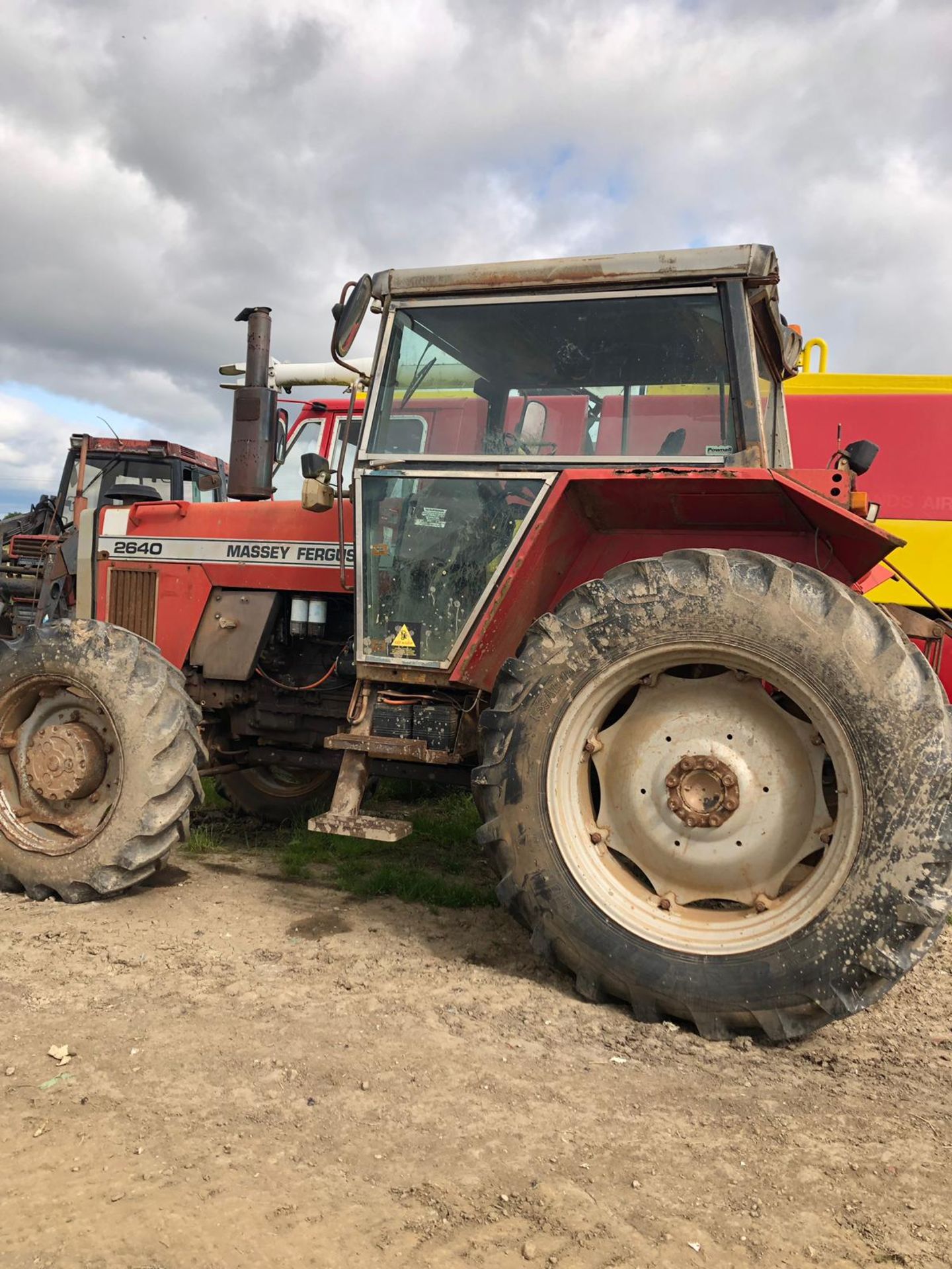 MASSEY FERGUSON 2640 RED TRACTOR, RUNS AND WORKS, SHOWING - 6489 HOURS *PLUS VAT* - Image 2 of 8