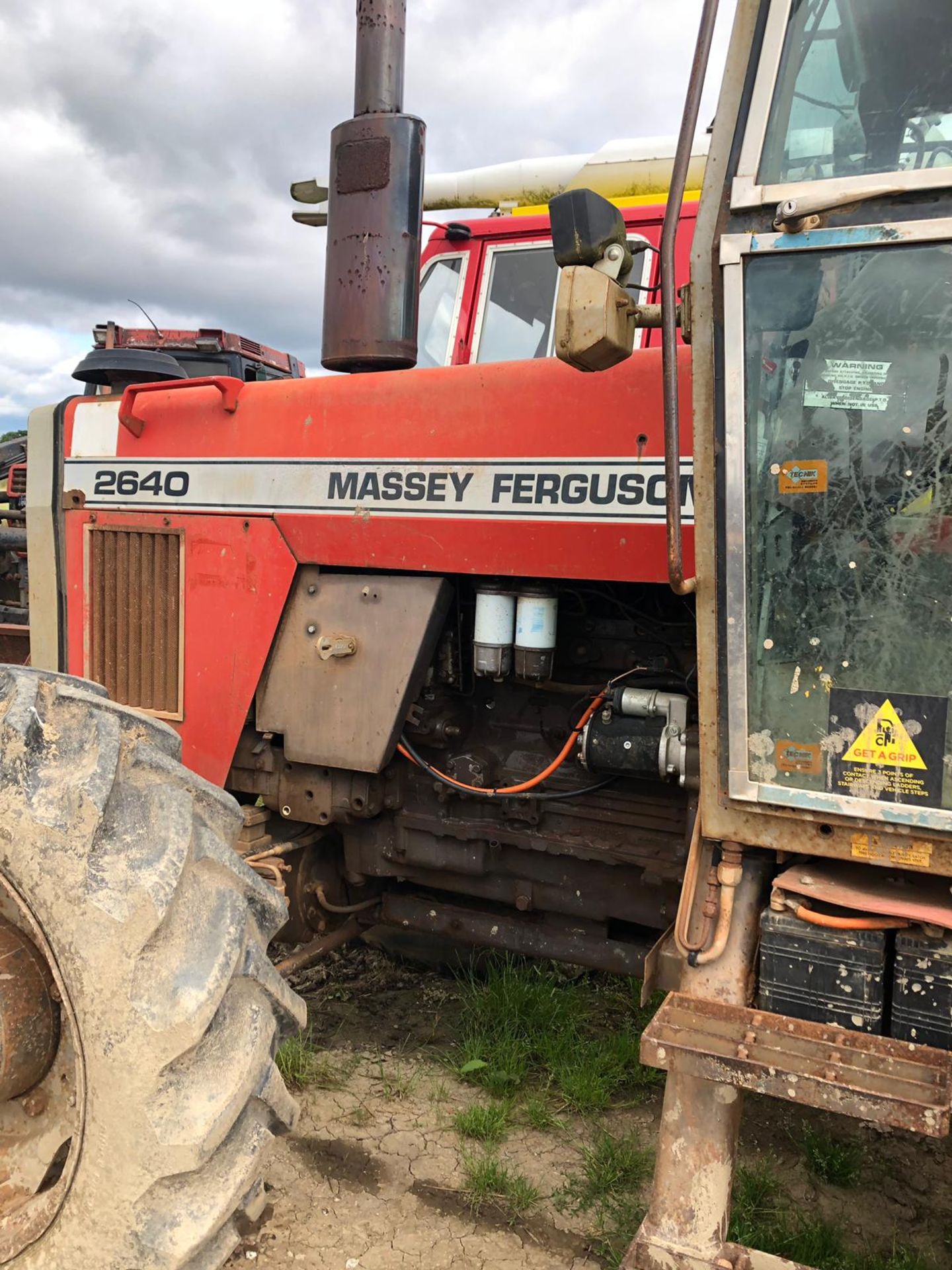 MASSEY FERGUSON 2640 RED TRACTOR, RUNS AND WORKS, SHOWING - 6489 HOURS *PLUS VAT* - Image 3 of 8