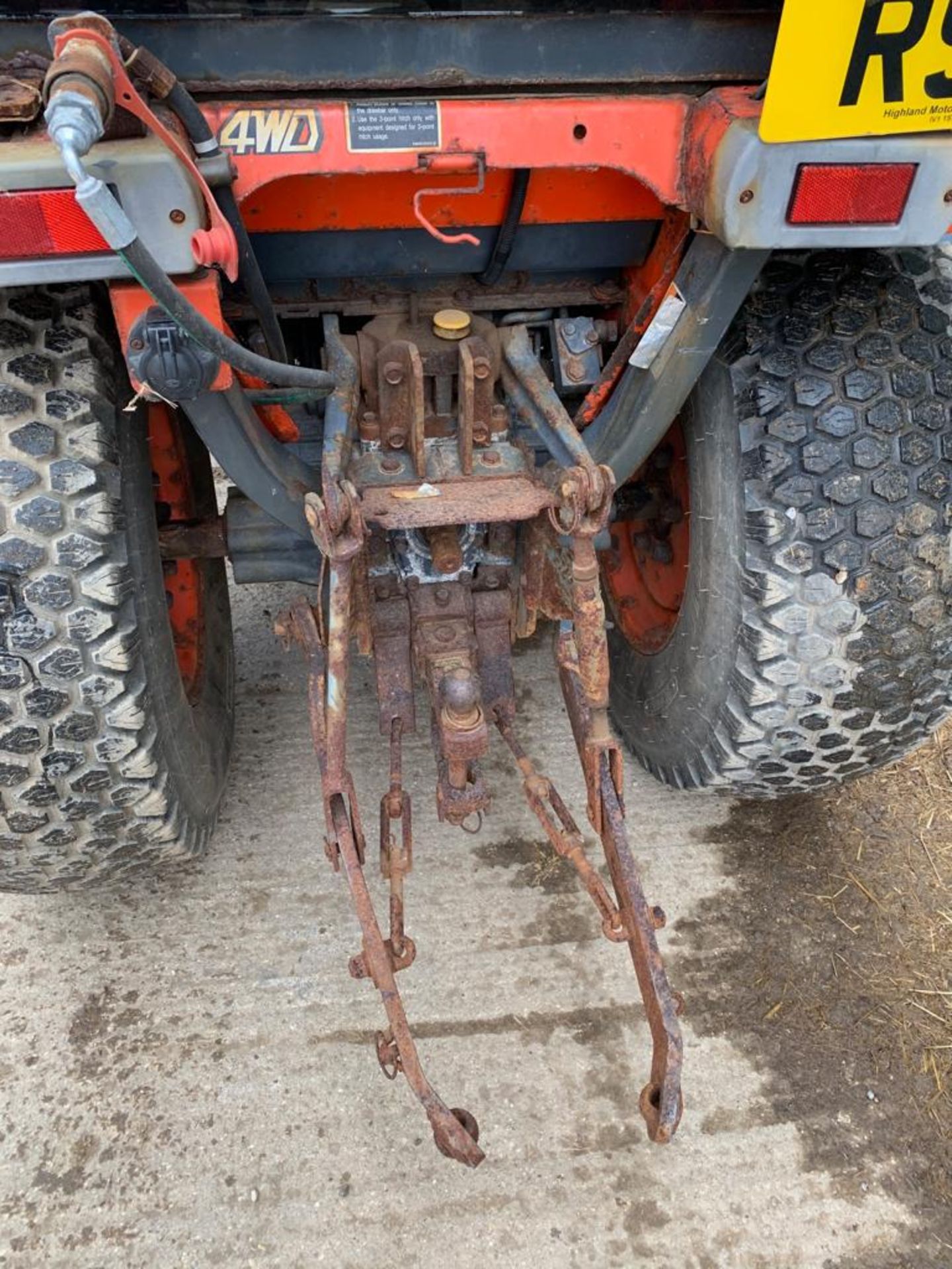 2000/X REG KUBOTA B2100 COMPACT TRACTOR WITH FULL GLASS CAB C/W PLOUGH ATTACHMENT *PLUS VAT* - Image 7 of 11