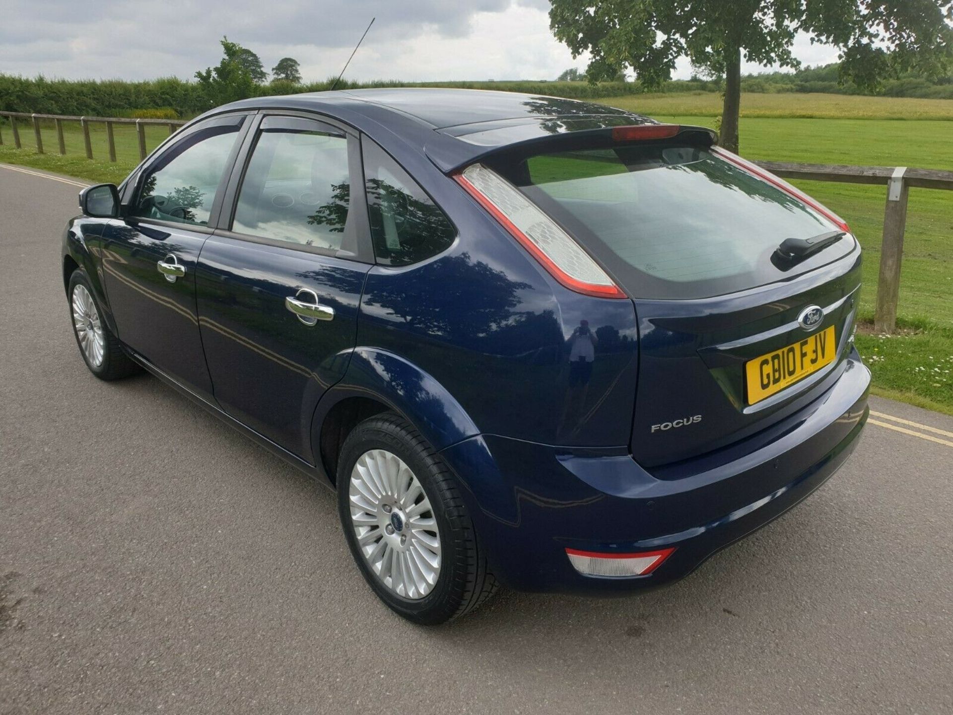 2010/10 REG FORD FOCUS TITANIUM 100 BLUE 1.6 PETROL 5 DOOR HATCHBACK *NO VAT* - Image 5 of 12