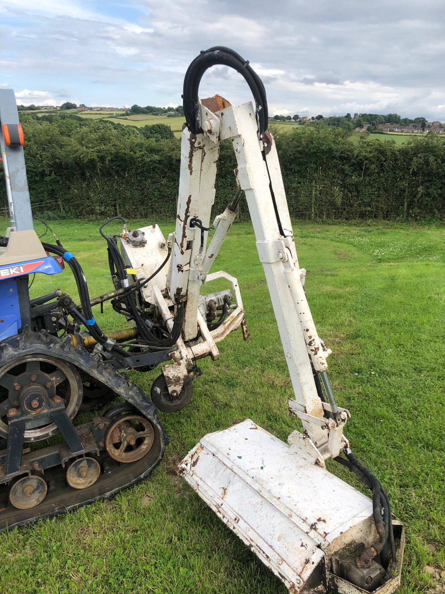 COMPACT TRACTOR HEDGE CUTTER, WORKS AND CUTS *PLUS VAT* - Image 4 of 6