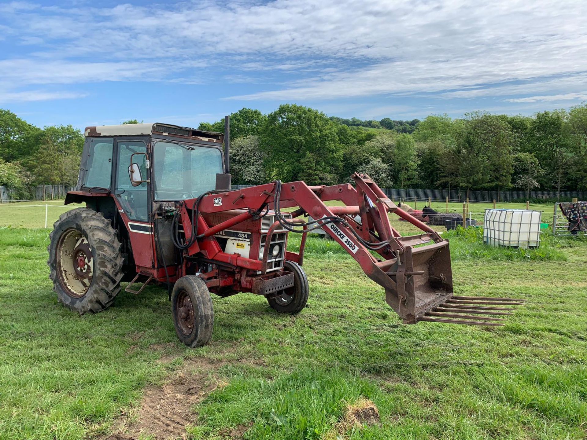 INTERNATIONAL 484 TRACTOR CW QUICKE 2560 FRONT LOADER, ONE PREVIOUS OWNER FROM NEW *PLUS VAT*