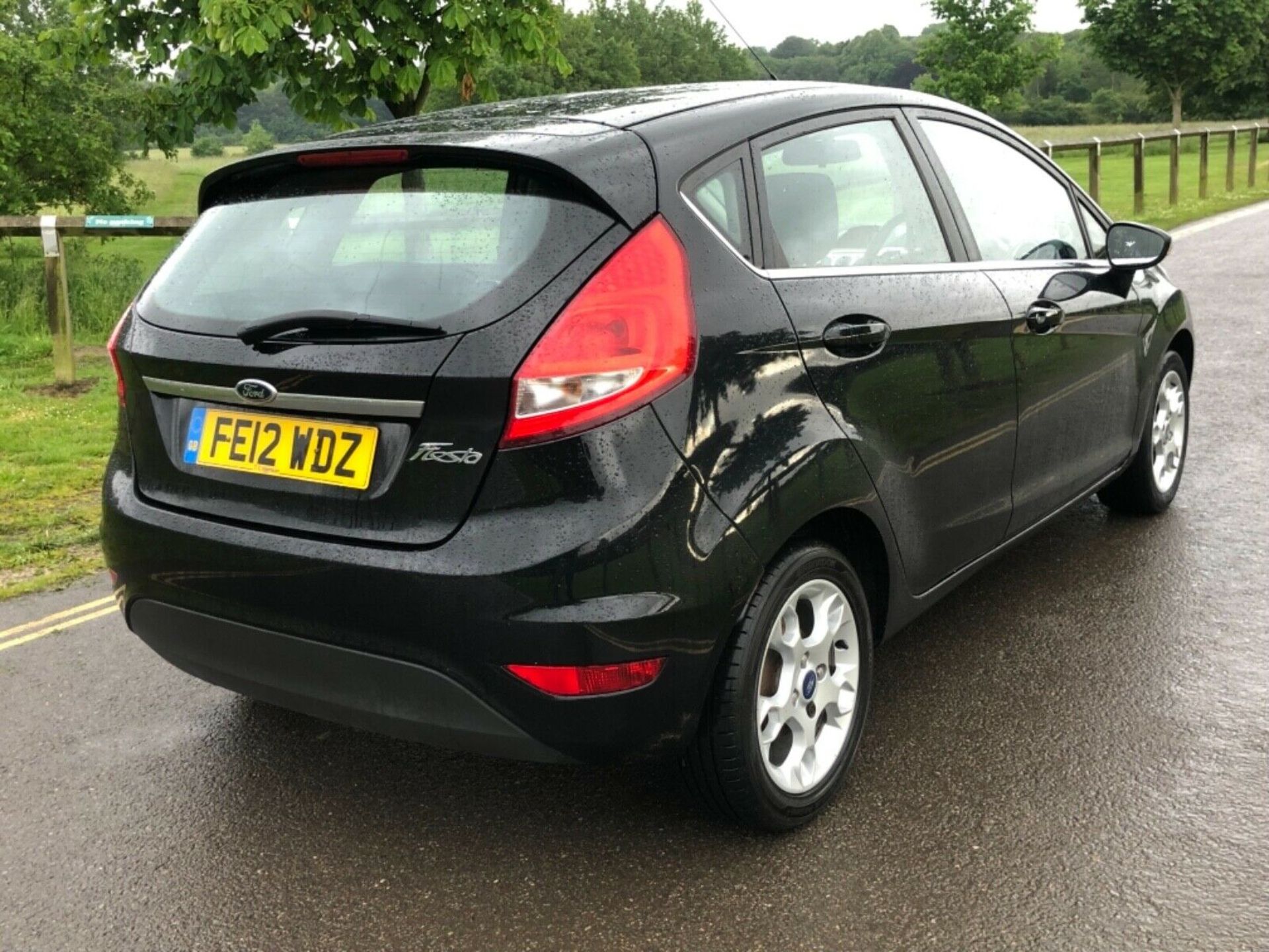 2012/12 REG FORD FIESTA ZETEC 1.25 PETROL BLACK 5 DOOR HATCHBACK, SHOWING 1 FORMER KEEPER *NO VAT* - Image 6 of 10