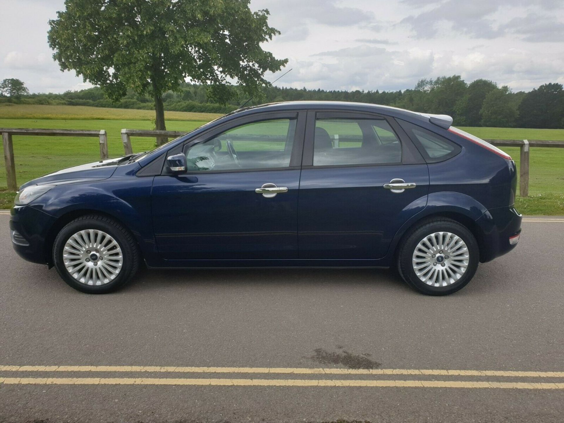 2010/10 REG FORD FOCUS TITANIUM 100 BLUE 1.6 PETROL 5 DOOR HATCHBACK *NO VAT* - Image 4 of 12