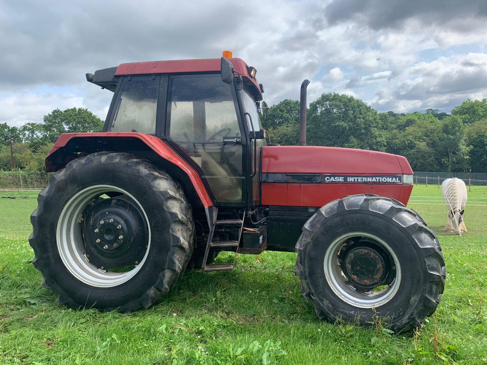 1993 CASE IH INTERNATIONAL RED / BLACK DIESEL TRACTOR, RUNS & WORKS, SHOWING 6428 HOURS *PLUS VAT*