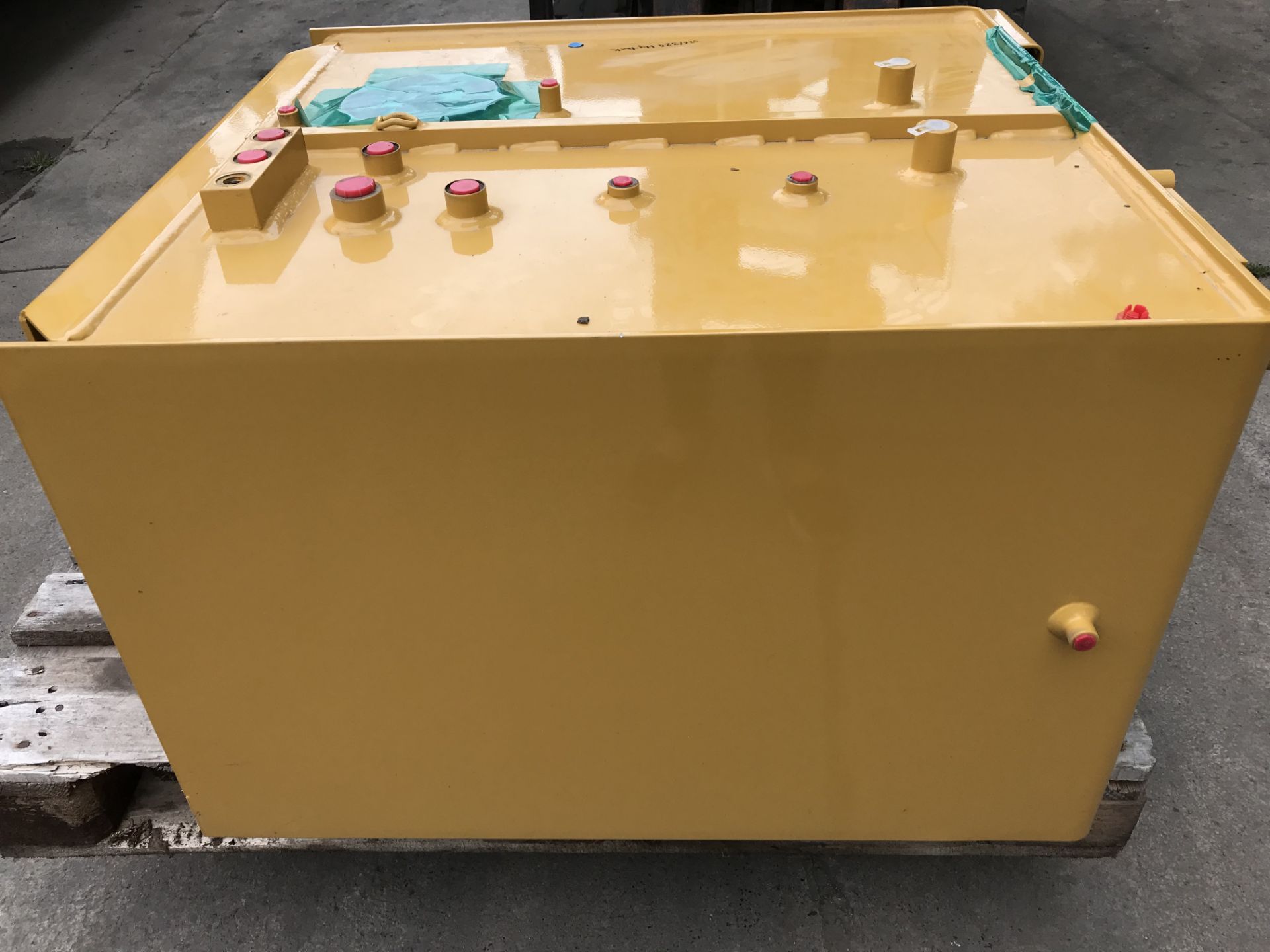 BRAND NEW UNUSED CAT EXCAVATOR HYDRAULIC TANK TO FIT CAT 326/329 EXCAVATOR *PLUS VAT* - Image 5 of 5