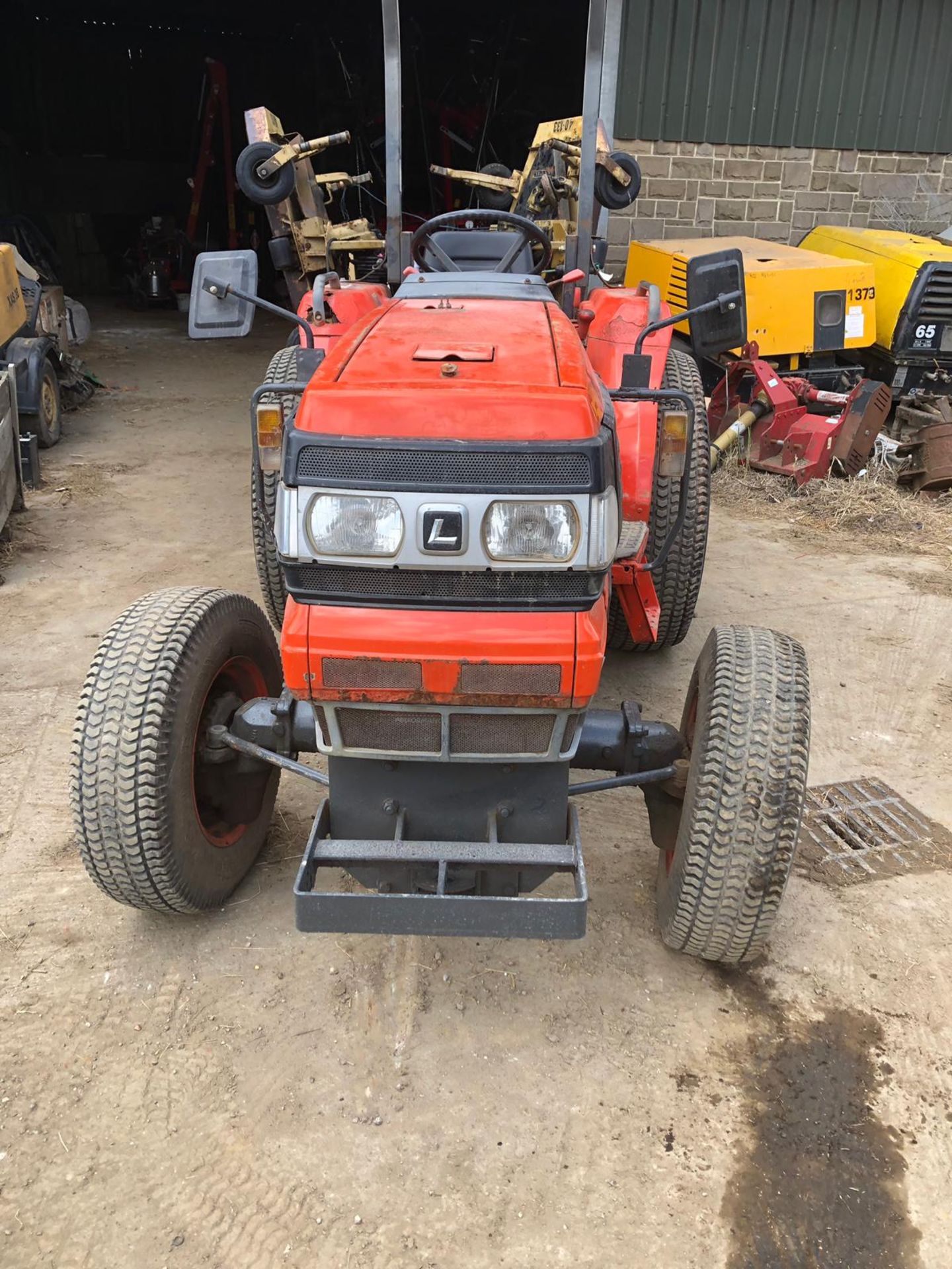 KUBOTA L3300 COMPACT ORANGE TRACTOR, 3 POINT LINKAGE, RUNS & WORKS, SHOWING 2442 HOURS *PLUS VAT* - Image 2 of 7