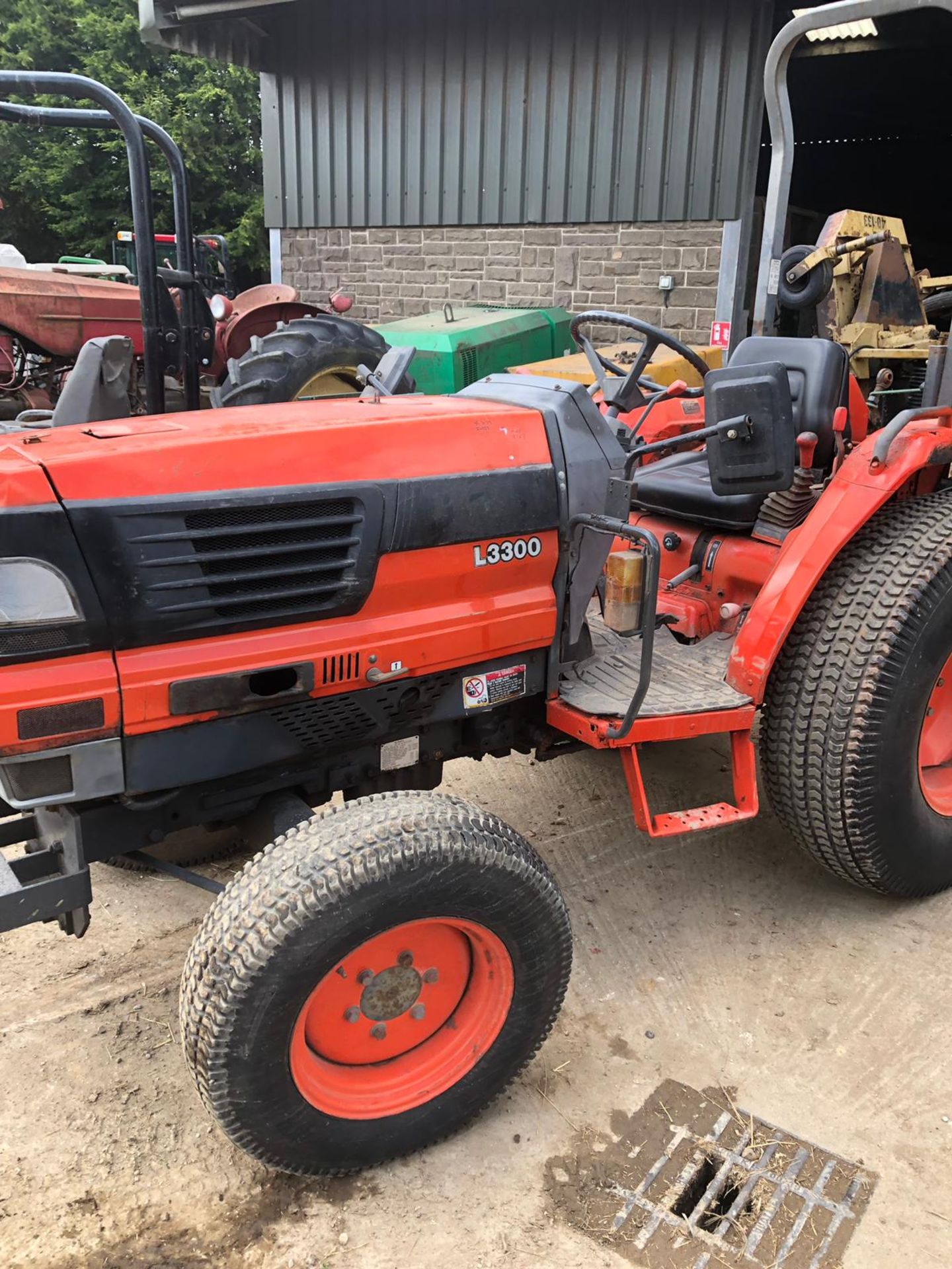 KUBOTA L3300 COMPACT ORANGE TRACTOR, 3 POINT LINKAGE, RUNS & WORKS, SHOWING 2442 HOURS *PLUS VAT* - Image 3 of 7