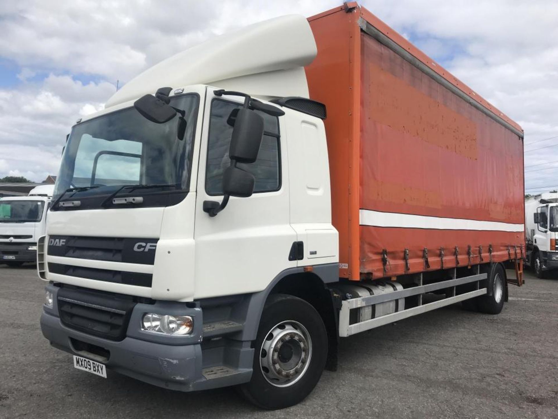 2009/09 REG DAF CF 65.220 18 TON CURTAIN SIDE TRUCK GLASS RACKS EURO 5 MANUAL GEARBOX AIR CON - Image 2 of 19