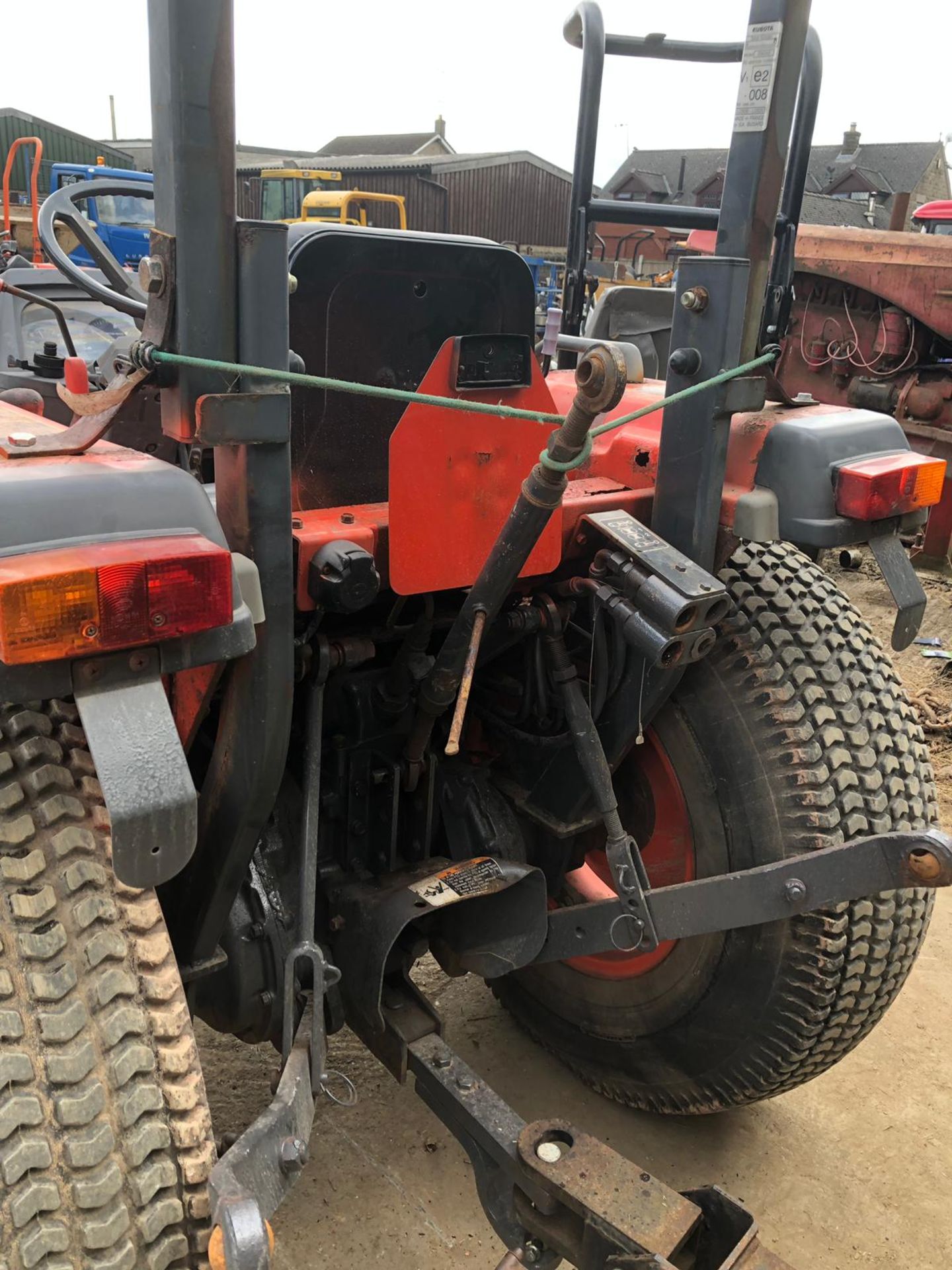 KUBOTA L3300 COMPACT ORANGE TRACTOR, 3 POINT LINKAGE, RUNS & WORKS, SHOWING 2442 HOURS *PLUS VAT* - Image 6 of 7